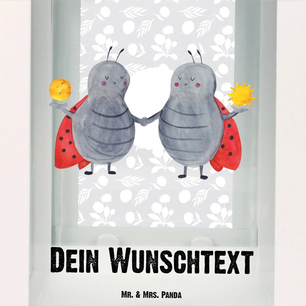 Personalisierte Deko Laterne Sternzeichen Zwilling Outdoor-Laterne Mit Wunschname, Kleine Laterne Mit Namensdruck, Minimalistische Laterne Mit Namen, Pastellfarbene Laterne Mit Namensdruck, Laterne Mit Sternenmuster Und Namen, Weiße Laterne Mit Wunschname, Deko Laterne Mit Namen, Gartenlaterne Personalisiert, XXL-Laterne Mit Wunschname, Tischlaterne Mit Wunschname, Windlicht, Beleuchtete Laterne Mit Namen, Dekolaterne Mit Wunschname, Metalllaterne Mit Namen, Glaslaterne Mit Wunschname, Landhausstil-Laterne Mit Namen, Hängelaterne Mit Namensgravur, Laternen-Set Personalisiert, LED-Laterne Mit Namensgravur, Laterne Mit Blumenmotiv Und Wunschname, Klassische Laterne Mit Namensgravur, Personalisierte Deko Laterne, Rustikale Laterne Mit Namensgravur, Laternenwindlicht Mit Namen, Innenraum-Laterne Mit Namen, Shabby-Chic-Laterne Mit Wunschname, Spiegelglas-Laterne Mit Namensdruck, Laterne Mit Griff Und Wunschname, Windlichtlaterne Mit Namensgravur, Teelichthalter Laterne Mit Wunschname, Lichterlaterne Mit Wunschname, Terrasse-Laterne Mit Wunschnamen, Kerzenlaterne Mit Namensdruck, Romantische Laterne Mit Wunschname, Skandinavische Laterne Mit Namen, Hängeleuchte, Laterne Deko Mit Namen, Metall Laterne, Maritim-Laterne Mit Wunschname, Vintage-Laterne Personalisiert, Hängelaterne Deko Mit Namen, Motivlaterne Mit Namensgravur, Lichterkettenlaterne Mit Namen, Moderne Laterne Mit Namen, Orientalische Laterne Mit Namensdruck, Deko Laterne, Wetterfeste Laterne Mit Wunschname, Holzlaterne Mit Namensdruck, Stellbare Laterne Mit Namen, Leuchten, Sternzeichen, Tierkreiszeichen, Horoskop, Astrologie, Aszendent, Zwillingsbruder, Zwilling Sternzeichen, Geburtstag Mai, Zwilling Geschenk, Zwillinge, Geschenk Juni, Glückskäfer, Geschenk Mai, Zwillingsschwester, Marienkäfer