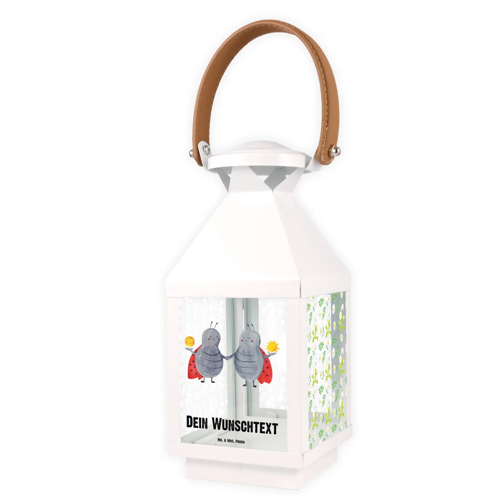 Personalisierte Deko Laterne Sternzeichen Zwilling Outdoor-Laterne Mit Wunschname, Kleine Laterne Mit Namensdruck, Minimalistische Laterne Mit Namen, Pastellfarbene Laterne Mit Namensdruck, Laterne Mit Sternenmuster Und Namen, Weiße Laterne Mit Wunschname, Deko Laterne Mit Namen, Gartenlaterne Personalisiert, XXL-Laterne Mit Wunschname, Tischlaterne Mit Wunschname, Windlicht, Beleuchtete Laterne Mit Namen, Dekolaterne Mit Wunschname, Metalllaterne Mit Namen, Glaslaterne Mit Wunschname, Landhausstil-Laterne Mit Namen, Hängelaterne Mit Namensgravur, Laternen-Set Personalisiert, LED-Laterne Mit Namensgravur, Laterne Mit Blumenmotiv Und Wunschname, Klassische Laterne Mit Namensgravur, Personalisierte Deko Laterne, Rustikale Laterne Mit Namensgravur, Laternenwindlicht Mit Namen, Innenraum-Laterne Mit Namen, Shabby-Chic-Laterne Mit Wunschname, Spiegelglas-Laterne Mit Namensdruck, Laterne Mit Griff Und Wunschname, Windlichtlaterne Mit Namensgravur, Teelichthalter Laterne Mit Wunschname, Lichterlaterne Mit Wunschname, Terrasse-Laterne Mit Wunschnamen, Kerzenlaterne Mit Namensdruck, Romantische Laterne Mit Wunschname, Skandinavische Laterne Mit Namen, Hängeleuchte, Laterne Deko Mit Namen, Metall Laterne, Maritim-Laterne Mit Wunschname, Vintage-Laterne Personalisiert, Hängelaterne Deko Mit Namen, Motivlaterne Mit Namensgravur, Lichterkettenlaterne Mit Namen, Moderne Laterne Mit Namen, Orientalische Laterne Mit Namensdruck, Deko Laterne, Wetterfeste Laterne Mit Wunschname, Holzlaterne Mit Namensdruck, Stellbare Laterne Mit Namen, Leuchten, Sternzeichen, Tierkreiszeichen, Horoskop, Astrologie, Aszendent, Zwillingsbruder, Zwilling Sternzeichen, Geburtstag Mai, Zwilling Geschenk, Zwillinge, Geschenk Juni, Glückskäfer, Geschenk Mai, Zwillingsschwester, Marienkäfer