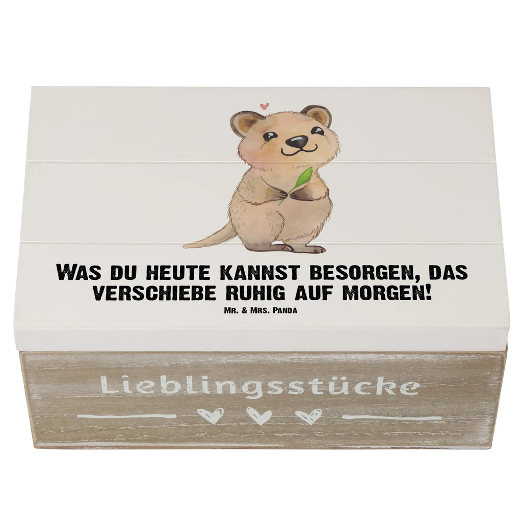 Personalisierte Holzkiste Quokka Happy Aufbewahrungsbox Personalisiert, Schatzkiste mit Namen, Holzkiste Personalisiert, Schatzkiste Personalisiert, Truhe Personalisiert, Aufbewahrungsbox mit Namen, mit Namen, Kiste mit Namen, Holzkiste mit Namen, Dekokiste Personalisiert, Dekokiste mit Namen, Erinnerungsbox mit Namen, Erinnerungskiste Personalisiert, GEschenkdose Personalisiert, Kiste Personalisiert, Truhe mit Namen, Erinnerungsbox Personalisiert, Schatulle Personalisiert, Geschenkbox Personalisiert, Schatulle mit Namen, Lustige Sprüche, Tiere, Tiermotive, Gute Laune, Dinge Erledigen, Quokka, Aufschieberitis, Lustiger Spruch, Niedliches Tier, Verschieben