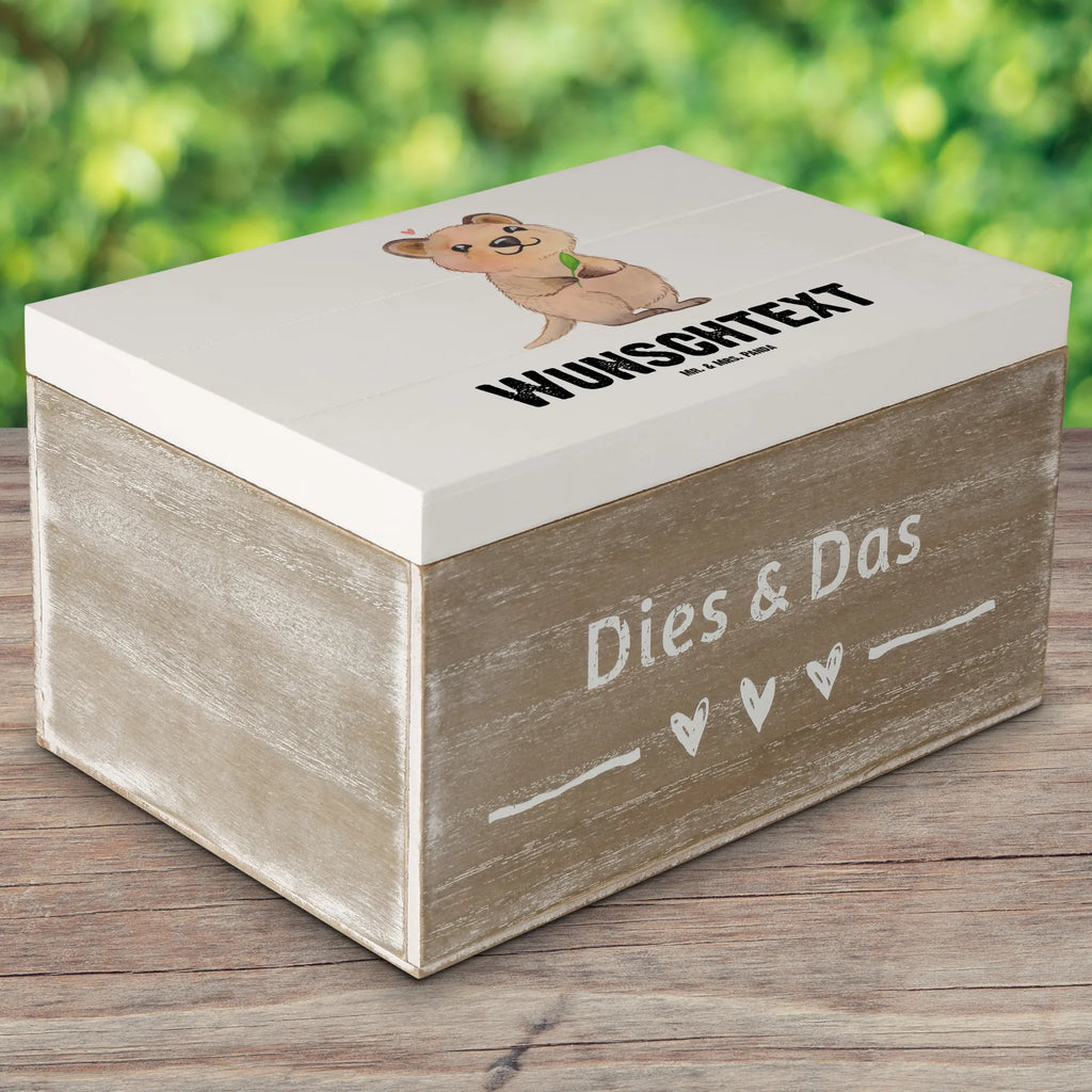 Personalisierte Holzkiste Quokka Happy Aufbewahrungsbox Personalisiert, Schatzkiste mit Namen, Holzkiste Personalisiert, Schatzkiste Personalisiert, Truhe Personalisiert, Aufbewahrungsbox mit Namen, mit Namen, Kiste mit Namen, Holzkiste mit Namen, Dekokiste Personalisiert, Dekokiste mit Namen, Erinnerungsbox mit Namen, Erinnerungskiste Personalisiert, GEschenkdose Personalisiert, Kiste Personalisiert, Truhe mit Namen, Erinnerungsbox Personalisiert, Schatulle Personalisiert, Geschenkbox Personalisiert, Schatulle mit Namen, Lustige Sprüche, Tiere, Tiermotive, Gute Laune, Dinge Erledigen, Quokka, Aufschieberitis, Lustiger Spruch, Niedliches Tier, Verschieben