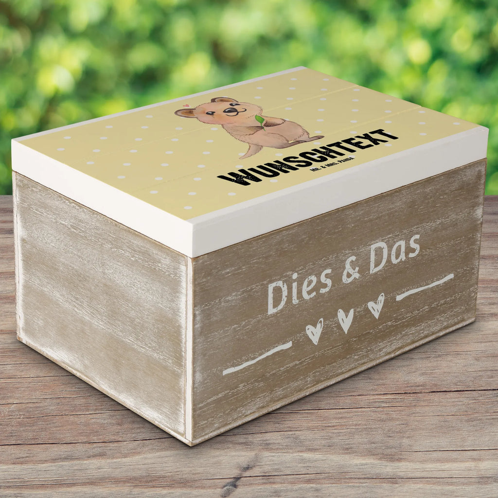 Personalisierte Holzkiste Quokka Happy Aufbewahrungsbox Personalisiert, Schatzkiste mit Namen, Holzkiste Personalisiert, Schatzkiste Personalisiert, Truhe Personalisiert, Aufbewahrungsbox mit Namen, mit Namen, Kiste mit Namen, Holzkiste mit Namen, Dekokiste Personalisiert, Dekokiste mit Namen, Erinnerungsbox mit Namen, Erinnerungskiste Personalisiert, GEschenkdose Personalisiert, Kiste Personalisiert, Truhe mit Namen, Erinnerungsbox Personalisiert, Schatulle Personalisiert, Geschenkbox Personalisiert, Schatulle mit Namen, Lustige Sprüche, Tiere, Tiermotive, Gute Laune, Dinge Erledigen, Quokka, Aufschieberitis, Lustiger Spruch, Niedliches Tier, Verschieben