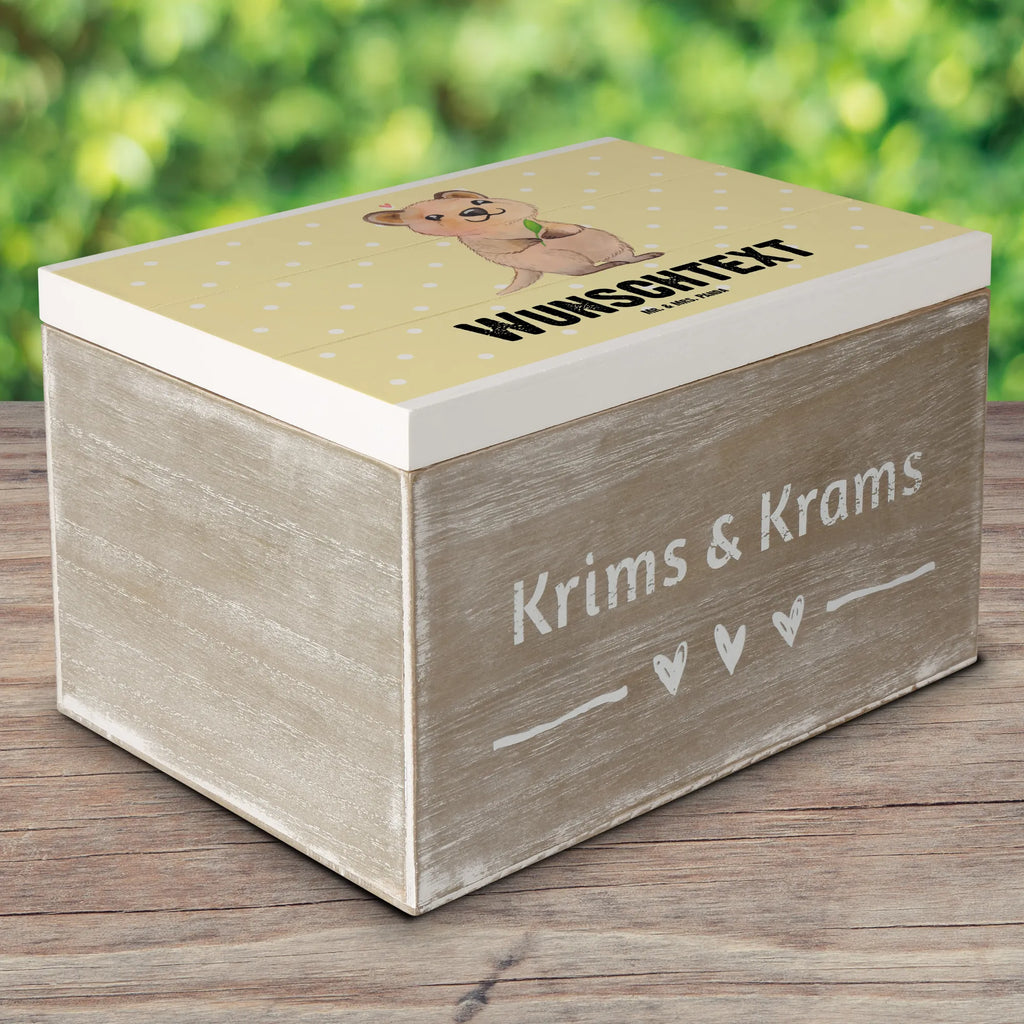 Personalisierte Holzkiste Quokka Happy Aufbewahrungsbox Personalisiert, Schatzkiste mit Namen, Holzkiste Personalisiert, Schatzkiste Personalisiert, Truhe Personalisiert, Aufbewahrungsbox mit Namen, mit Namen, Kiste mit Namen, Holzkiste mit Namen, Dekokiste Personalisiert, Dekokiste mit Namen, Erinnerungsbox mit Namen, Erinnerungskiste Personalisiert, GEschenkdose Personalisiert, Kiste Personalisiert, Truhe mit Namen, Erinnerungsbox Personalisiert, Schatulle Personalisiert, Geschenkbox Personalisiert, Schatulle mit Namen, Lustige Sprüche, Tiere, Tiermotive, Gute Laune, Dinge Erledigen, Quokka, Aufschieberitis, Lustiger Spruch, Niedliches Tier, Verschieben