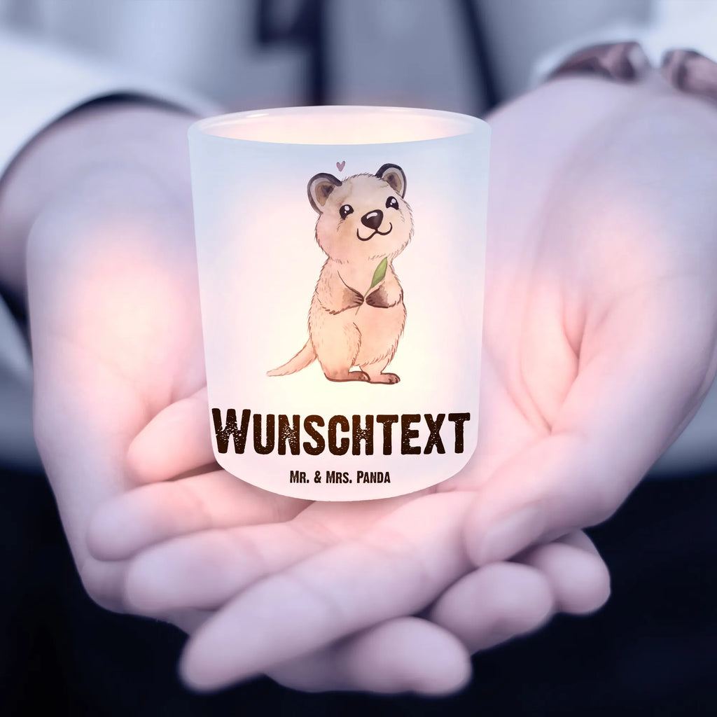Personalisiertes Windlicht Quokka Happy Windlicht Romantisch, Teelicht Glas mit Namen, Windlicht Groß, Windlicht Dekoration mit Namen, Windlicht Garten mit Namen, Teelichthalter Outdoor mit Namen, Windlicht Modern, Windlicht Boho, Windlicht Wohnzimmer, Windlicht Kerzenhalter, Windlicht Design, Teelichthalter für draußen selber gestalten, Windlicht Klein, Windlicht Draußen selber gestalten, Windlicht Glas mit Wunschtext, Windlicht mit Namen, Windlicht Geschenk, Windlicht Skandinavisch, Windlichter mit Namen, Windlicht Balkon, Windlicht Für Draußen, Windlicht Handgemacht, Teelichthalter mit Namen, Teelichthalter mit Wunschtext, Windlicht Vintage mit Namen, Windlicht Outdoor, Windlicht Terrasse, Windlicht Nachhaltig, Windlicht Laterne, Tiermotive, Gute Laune, lustige Sprüche, Tiere, Verschieben, Quokka, Dinge erledigen, Niedliches Tier, Lustiger Spruch, Aufschieberitis