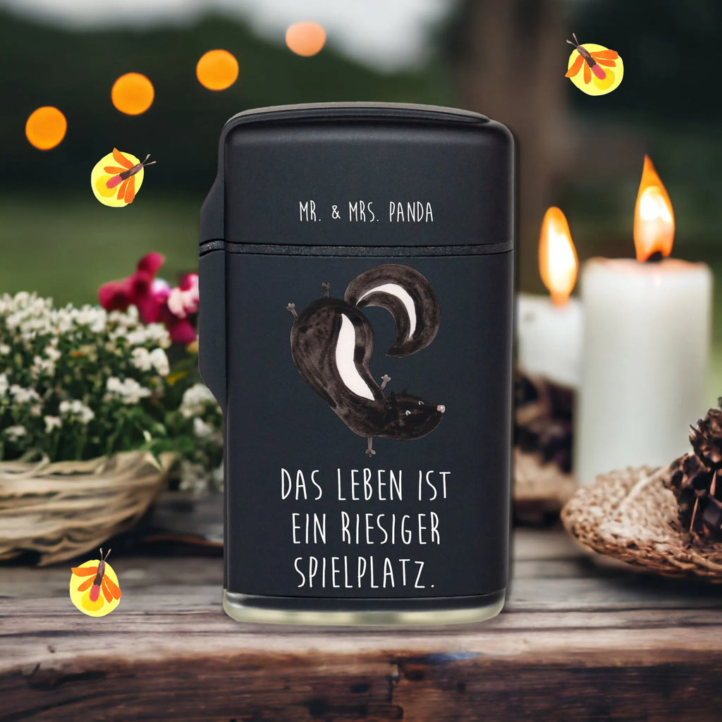 Lighter skunk handstand Feuerzeug, sturmfeuerzeug, zigarettenanzünder, zündgerät, Feuerzeuge, anzünder, sturmfeuerzeuge, gasfeuerzeuge, gas anzünder, Gasfeuerzeug, Stinktier, Skunk, Spielplatz, Raubtier, Stinki, Wildtier, Verpielt, Stinker, Kind