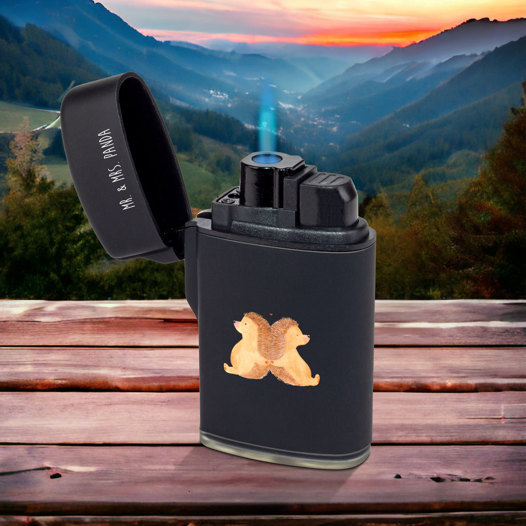 Feuerzeug Igel händchenhaltend Gasfeuerzeug, gasfeuerzeuge, zündgerät, sturmfeuerzeug, Feuerzeuge, zigarettenanzünder, sturmfeuerzeuge, anzünder, gas anzünder, Feuerzeug, Freundin, Freund, Liebe, Liebesgeschenk, Jahrestag, Verlobung, Partner, Ehemann, Ehefrau, Heiraten, Heiratsantrag, Hocheitstag, Hand in Hand, Hochzeit, Igel, Liebesbeweis, Lieblingsmensch, Igelliebe, Gemeinsamkeit, Liebesbotschaft, Love, Geschenk für Zwei, Große Liebe