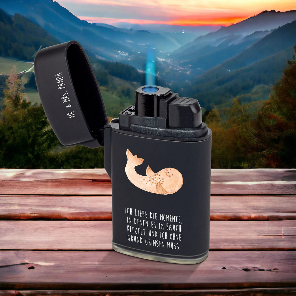 Feuerzeug Robbe liegend Gasfeuerzeug, zigarettenanzünder, gasfeuerzeuge, sturmfeuerzeuge, Feuerzeug, sturmfeuerzeug, gas anzünder, Feuerzeuge, anzünder, zündgerät, Lustige Sprüche, Tiere, Tiermotive, Gute Laune, Lachen, Robben, Seehund, Strand, Nordsee, Freude, Ostsee, Meerestier, Robbe