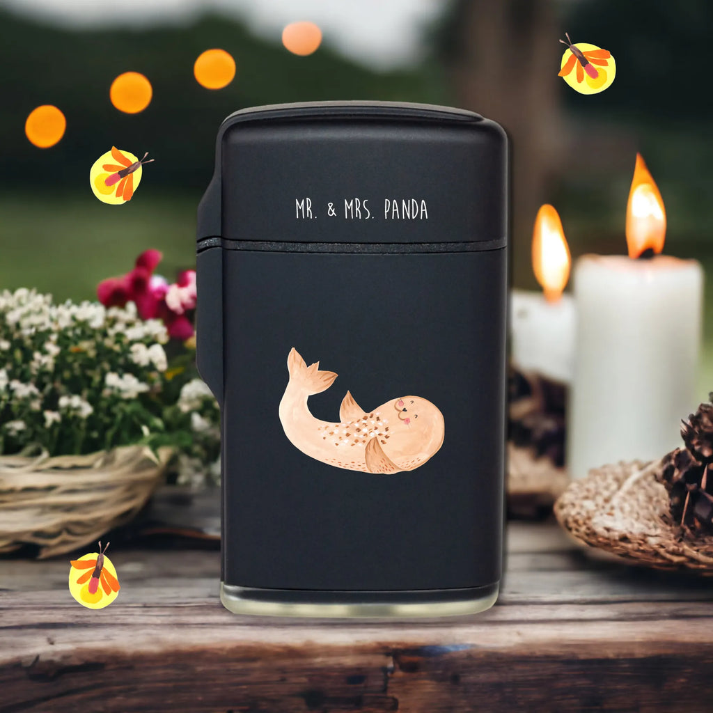 Feuerzeug Robbe liegend Gasfeuerzeug, zigarettenanzünder, gasfeuerzeuge, sturmfeuerzeuge, Feuerzeug, sturmfeuerzeug, gas anzünder, Feuerzeuge, anzünder, zündgerät, Lustige Sprüche, Tiere, Tiermotive, Gute Laune, Lachen, Robben, Seehund, Strand, Nordsee, Freude, Ostsee, Meerestier, Robbe