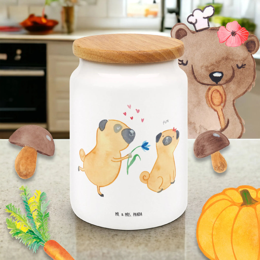 Storage jar pug In love müslidose, Dose, leckerlidosen, Aufbewahrungsdose Mit Deckel, Vorratsglas, keksdosen, Vorratsdose Mit Deckel, leckerlidose, Frischhaltedose Mit Deckel, Teedose, Frischhaltedose, Kaffeedose, Vorratsdose, Vorratsdosen, aufbewahrungsbehälter, bonbondose, Keksdose, Aufbewahrungsdose, Vorratsbehälter, Lebensmittelbehälter, keramikdose, zuckerdose, Frischhaltedosen, Aufbewahrungsdosen, gebäckdose, tee behälter, Sprüche, Hund, Hunderasse, Hundebesitzer, Hundemotiv, Haustier, Tierliebhaber, Möpse, Liebe, Partner, Liebesspruch. Verlobt, Hundeliebe, Verliebt, Mops, Geschenk Freund