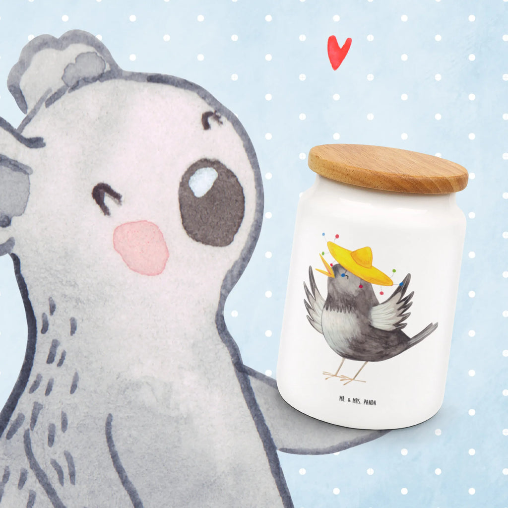 Vorratsdose Rabe Sombrero Küchen Frischhaltedose, Vorratsdose Plastik, Vorratsdose Transparent, Vorratsdose Groß, Vorratsdose Metall, Aufbewahrungsbox Set, Küchen Aufbewahrungsdose, Aufbewahrungsdose Mit Deckel, Vorratsdose Luftdicht, Vorratsdose Vintage, Vorratsdose Keramik, Aufbewahrungsdosen, Personalisierte Vorratsdose, Vorratsbehälter Luftdicht, Lebensmittelbox, Lebensmittelbehälter, Vorratsdose Klein, Vorratsdose Nachhaltig, Frischhaltedose Mit Deckel, Vorratsdose Mit Motiv, Vorratsdose Kunststoff, Runde Vorratsdose, Vorratsbehälter, Vorratsdose Kinder, Küchenbox, Aufbewahrungsdose, Umweltfreundliche Vorratsdose, Frischhaltedosen, Aufbewahrungsdose Glas, Vorratsdose Geschenk, Vorratsdose, Vorratsdose Küche, Vorratsglas, Vorratsbehälter Küche, Frischhaltedose, Glasdose, Vorratsdosen Set, Vorratsdose Mit Deckel, Aufbewahrungsbox Transparent, Vorratsdose Design, Vorratsdosen, Vorratsdose Bambus, Vorratsglas Mit Deckel, Eckige Vorratsdose, Vorratsdose Dekorativ, Vorratsbox Set, Vorratsdose Glas, Tiermotive, Gute Laune, lustige Sprüche, Tiere, Vogel, Elster, glücklich sein, Rabe, Spruch positiv, Vögel, Motivation, froh, Glück Spruch, fröhlich sein