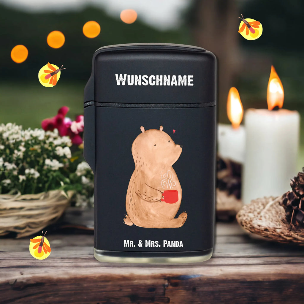 Personalisiertes Feuerzeug Bär Kaffee Feuerzeug Für Frauen Personalisiert, Feuerzeug Mit Spruch, Individuelles Feuerzeug, Feuerzeug Mit Wunschname, Feuerzeug Für Männer Mit Namen, Feuerzeug Mit Gravur, Feuerzeug Selbst Gestalten, Feuerzeug Mit Datum, Feuerzeug Als Geschenk Personalisiert, Feuerzeug Mit Persönlicher Gravur, Feuerzeug Bedrucken Lassen, Feuerzeug mit Widmung, Feuerzeug Personalisiert, Feuerzeug Mit Widmung, Feuerzeug Mit Initialen, Personalisiertes Feuerzeug, Feuerzeug Mit Namen Und Symbol, Feuerzeug Geschenk Mit Namen, Feuerzeug Mit Text, Feuerzeug Mit Namen, Graviertes Feuerzeug, Hochwertiges Feuerzeug Mit Namen, Feuerzeug Mit Gas nachfüllbar, Feuerzeug Mit Wunschtext, Bär, Teddy, Teddybär, Bären, guten Morgen, Morgenroutine, Kaffee, Motivation, Welt retten, Welt erobern, Coffee