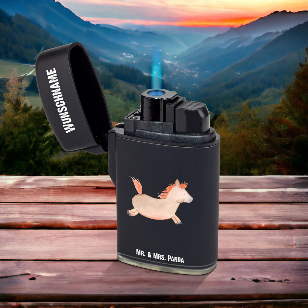 Personalisiertes Feuerzeug Pferd springt Feuerzeug Mit Spruch, Graviertes Feuerzeug, Feuerzeug Bedrucken Lassen, Feuerzeug Mit Initialen, Feuerzeug Mit Datum, Feuerzeug Mit Text, Feuerzeug Mit Gravur, Feuerzeug Mit Namen Und Symbol, Individuelles Feuerzeug, Feuerzeug Mit Namen, Feuerzeug Für Frauen Personalisiert, Feuerzeug Personalisiert, Feuerzeug Als Geschenk Personalisiert, Feuerzeug Geschenk Mit Namen, Feuerzeug Mit Widmung, Feuerzeug Für Männer Mit Namen, Feuerzeug Mit Persönlicher Gravur, Hochwertiges Feuerzeug Mit Namen, Personalisiertes Feuerzeug, Feuerzeug Mit Wunschtext, Feuerzeug Mit Wunschname, Feuerzeug Selbst Gestalten, Feuerzeug Mit Gas Nachfüllbar, Bauernhof, Hoftiere, Landwirt, Landwirtin, Pferdebesitzer, Pony, Stall, Ausreiten, Reiten, Pferd, Pferde, Pferdestall