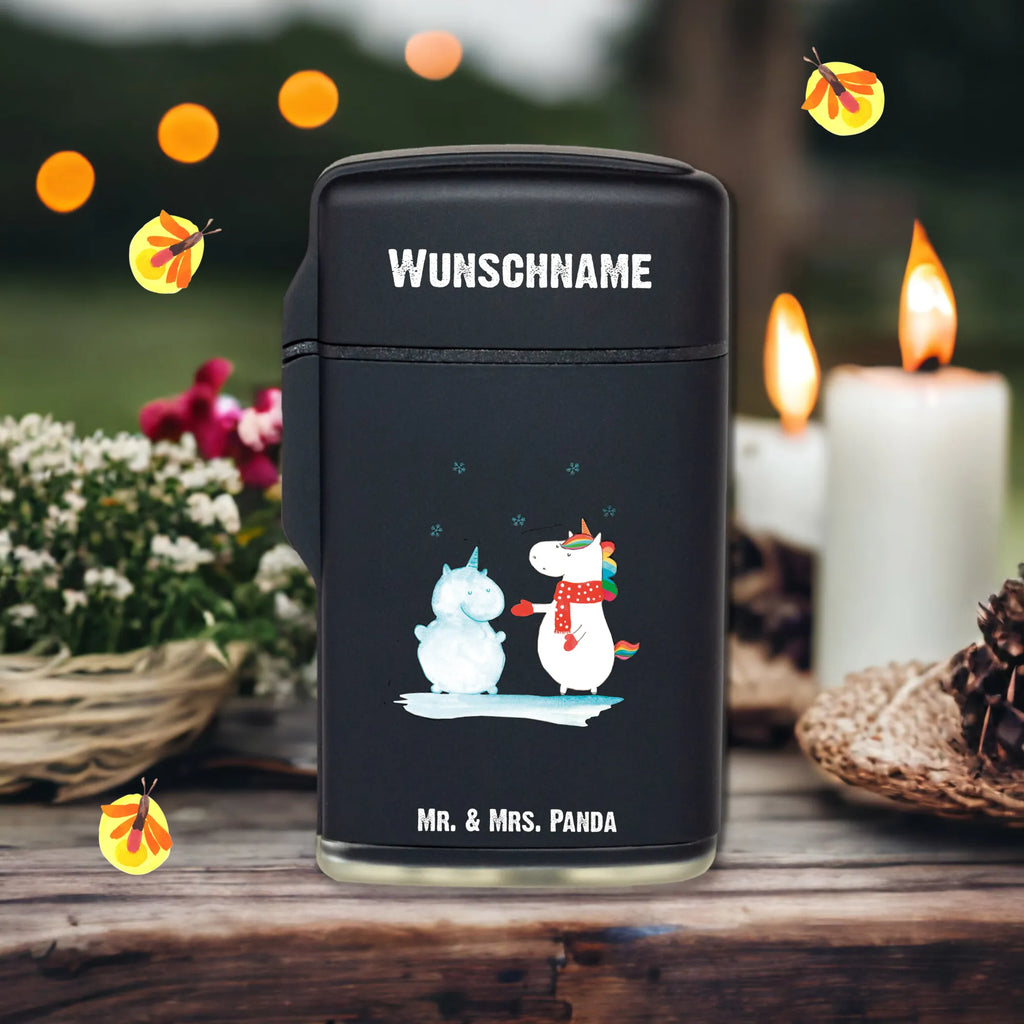 Personalisiertes Feuerzeug Einhorn Schneemann Feuerzeug Mit Spruch, Feuerzeug Mit Wunschtext, Feuerzeug Mit Gas nachfüllbar, Personalisiertes Feuerzeug, Feuerzeug Mit Namen, Feuerzeug Mit Datum, Feuerzeug Geschenk Mit Namen, Individuelles Feuerzeug, Feuerzeug Mit Persönlicher Gravur, Feuerzeug Für Frauen Personalisiert, Hochwertiges Feuerzeug Mit Namen, Feuerzeug Selbst Gestalten, Feuerzeug Mit Text, Feuerzeug Mit Gravur, Feuerzeug Bedrucken Lassen, Graviertes Feuerzeug, Feuerzeug Als Geschenk Personalisiert, Feuerzeug mit Widmung, Feuerzeug Mit Namen Und Symbol, Feuerzeug Mit Wunschname, Feuerzeug Für Männer Mit Namen, Feuerzeug Mit Widmung, Feuerzeug Personalisiert, Feuerzeug Mit Initialen, Einhorn, Einhörner, Einhorn Deko, Unicorn, Winter, Mütze, kalt, Handschuhe, X-Mas, Kuchen, Weihnachten, Schneemann, Schnee