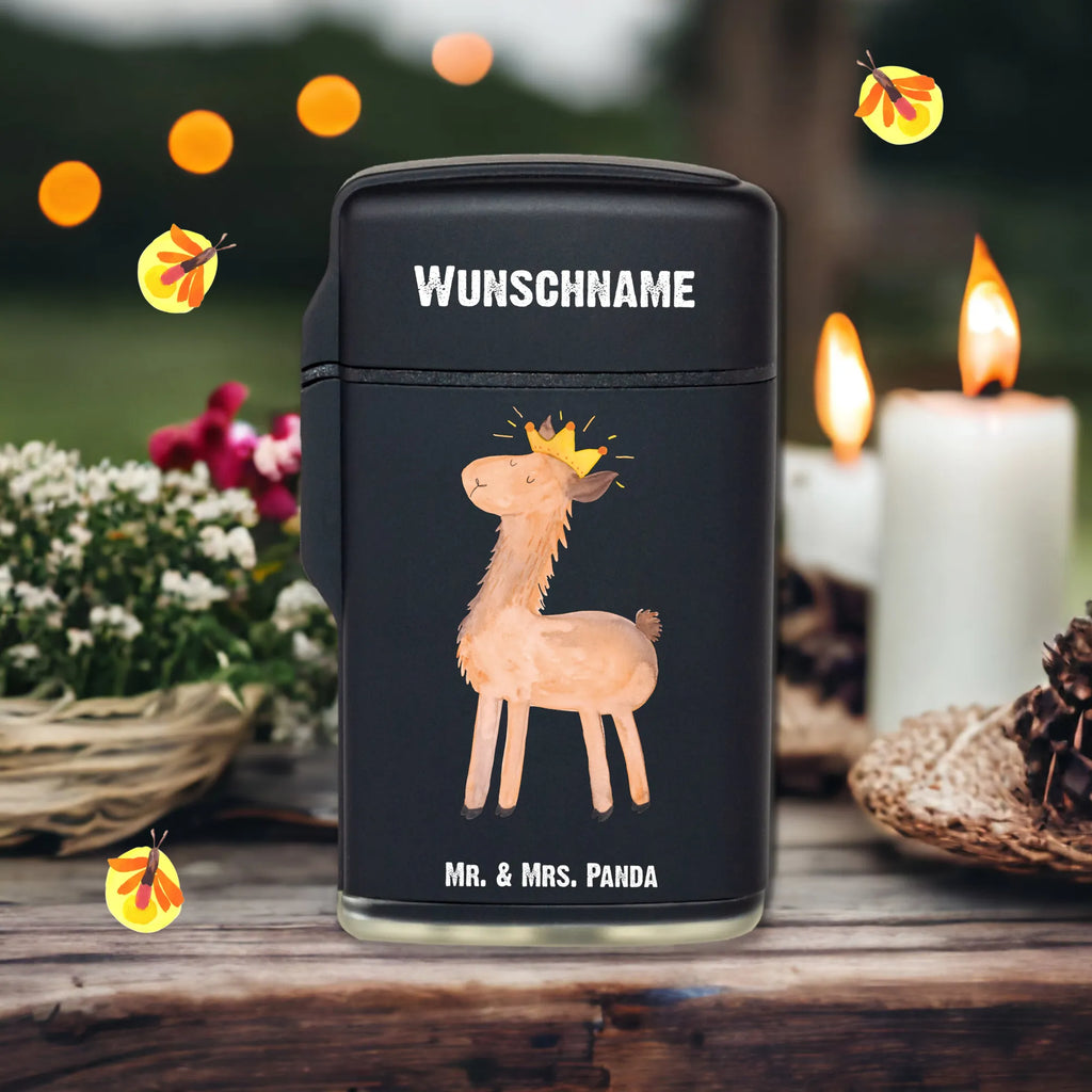 Personalisiertes Feuerzeug Lama König Feuerzeug Mit Datum, Feuerzeug Mit Wunschname, Graviertes Feuerzeug, Feuerzeug Mit Namen Und Symbol, Feuerzeug Als Geschenk Personalisiert, Feuerzeug Selbst Gestalten, Feuerzeug Für Frauen Personalisiert, Feuerzeug Mit Persönlicher Gravur, Feuerzeug Mit Gas nachfüllbar, Feuerzeug Mit Spruch, Feuerzeug Geschenk Mit Namen, Feuerzeug Personalisiert, Feuerzeug Mit Widmung, Feuerzeug mit Widmung, Individuelles Feuerzeug, Feuerzeug Für Männer Mit Namen, Personalisiertes Feuerzeug, Feuerzeug Bedrucken Lassen, Feuerzeug Mit Text, Feuerzeug Mit Gravur, Feuerzeug Mit Namen, Hochwertiges Feuerzeug Mit Namen, Feuerzeug Mit Initialen, Feuerzeug Mit Wunschtext, Lama, Alpaka, Kollegin, Papa, Vorgesetzter, Büro Kollege, Freundin, Chef, Königin, Abitur, Lamas, Abi, Mama, König
