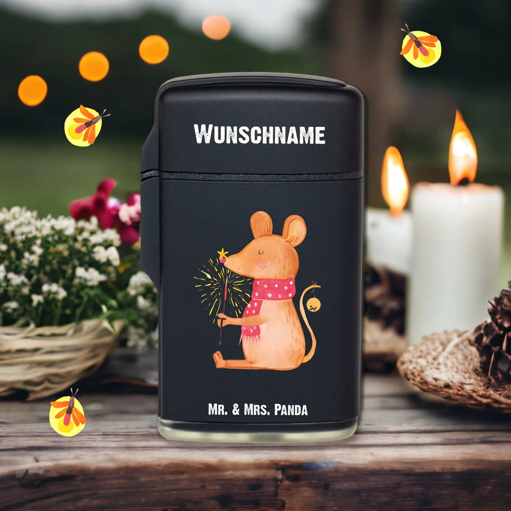 Personalisiertes Feuerzeug Weihnachtsmaus Feuerzeug Mit Wunschname, Feuerzeug Mit Widmung, Individuelles Feuerzeug, Feuerzeug Mit Gas nachfüllbar, Hochwertiges Feuerzeug Mit Namen, Feuerzeug Geschenk Mit Namen, Feuerzeug Bedrucken Lassen, Graviertes Feuerzeug, Feuerzeug Personalisiert, Feuerzeug Mit Gravur, Feuerzeug Mit Initialen, Feuerzeug Selbst Gestalten, Feuerzeug mit Widmung, Feuerzeug Mit Namen Und Symbol, Feuerzeug Für Frauen Personalisiert, Feuerzeug Mit Spruch, Feuerzeug Mit Namen, Feuerzeug Für Männer Mit Namen, Feuerzeug Als Geschenk Personalisiert, Personalisiertes Feuerzeug, Feuerzeug Mit Persönlicher Gravur, Feuerzeug Mit Datum, Feuerzeug Mit Wunschtext, Feuerzeug Mit Text, Winter, Weihnachten, Weihnachtsdeko, Nikolaus, Advent, Heiligabend, Wintermotiv, Weihnachtsmotiv, Mäuschen, Frohe Weihnachten, Weihnachtsgruß, Maus, Weihnachtswunder