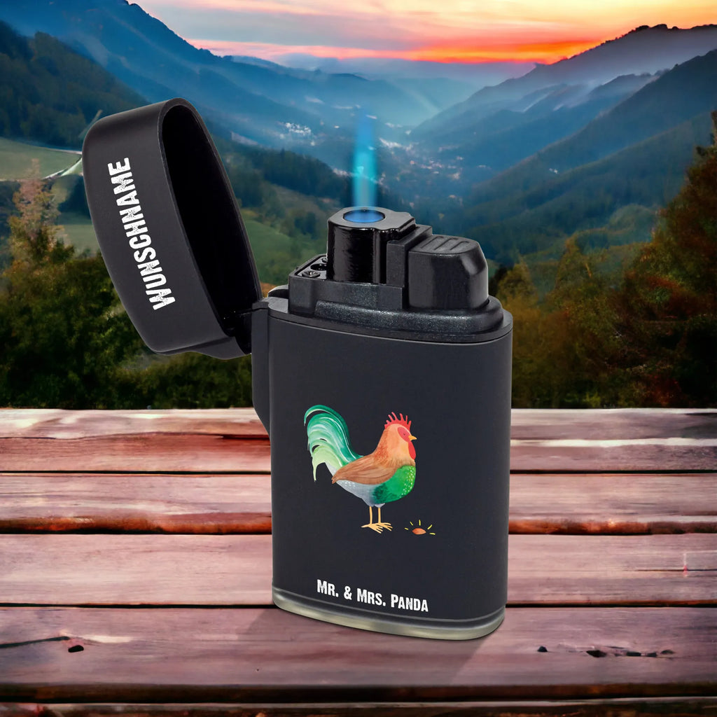 Personalisiertes Feuerzeug Hahn mit Korn Individuelles Feuerzeug, Feuerzeug Personalisiert, Feuerzeug Mit Gas nachfüllbar, Feuerzeug Mit Widmung, Feuerzeug Für Männer Mit Namen, Personalisiertes Feuerzeug, Feuerzeug Mit Spruch, Feuerzeug Mit Persönlicher Gravur, Feuerzeug Mit Datum, Feuerzeug Mit Gravur, Feuerzeug Mit Wunschname, Graviertes Feuerzeug, Feuerzeug Als Geschenk Personalisiert, Feuerzeug Selbst Gestalten, Feuerzeug Mit Namen Und Symbol, Hochwertiges Feuerzeug Mit Namen, Feuerzeug Mit Namen, Feuerzeug Für Frauen Personalisiert, Feuerzeug Mit Text, Feuerzeug Mit Initialen, Feuerzeug Bedrucken Lassen, Feuerzeug Mit Wunschtext, Feuerzeug Geschenk Mit Namen, Feuerzeug mit Widmung, Bauernhof, Hoftiere, Landwirt, Landwirtin, Henne, Eier, Hahn, Korn, Natur