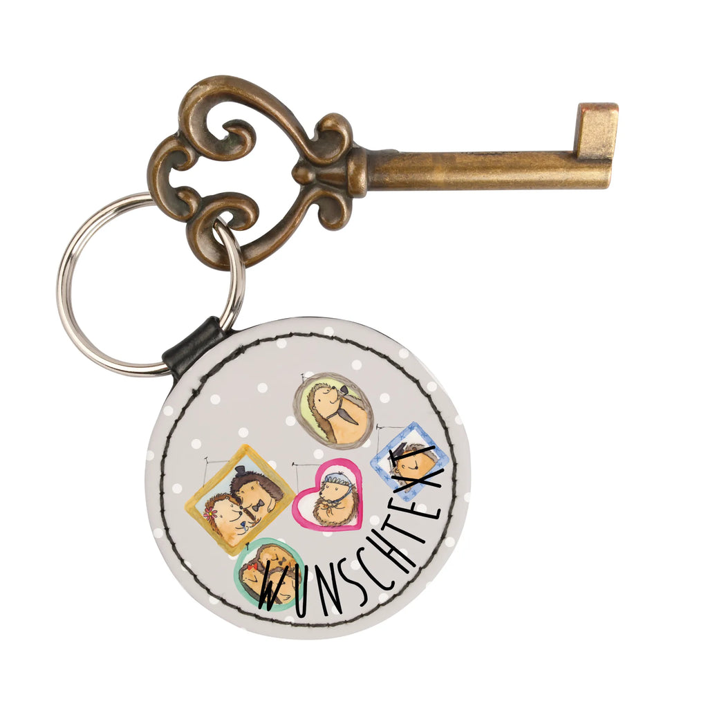 Personalised key ring Rodzina jeży Schlüsselanhänger Selbst Gestalten, Metall Schlüsselanhänger Mit Namen, Personalisierter Schlüsselanhänger, Schlüsselanhänger Mit Herz Und Gravur, Schlüsselanhänger Für Frauen Mit Wunschtext, Schlüsselanhänger Für Männer Mit Gravur, Schlüsselanhänger Für Paare Mit Wunschtext, Schlüsselanhänger Aus Holz Mit Wunschtext, Schlüsselanhänger Individuell, Schlüsselanhänger Geschenk Personalisiert, Schlüsselanhänger Bedruckt, Partner Schlüsselanhänger Personalisiert, Schlüsselanhänger Mit Datum, Schlüsselanhänger Mit Wunschtext, Schlüsselanhänger Modern Mit Namen, Schlüsselanhänger Mit Koordinaten, Schlüsselanhänger Mit Text, Schlüsselanhänger Für Haus Mit Gravur, Schlüsselanhänger Für Kinder Mit Namen, Schlüsselanhänger Mit Initialen, Schlüsselanhänger Vintage Mit Gravur, Schlüsselanhänger Mit Botschaft, Freundschafts Schlüsselanhänger Mit Namen, Handgemachter Schlüsselanhänger Mit Wunschtext, Filz Schlüsselanhänger Mit Text, Schlüsselanhänger Aus Leder Mit Gravur, Schlüsselanhänger Mit Widmung, Schlüsselanhänger Für Auto Mit Wunschtext, Schlüsselanhänger Liebevoll Gestaltet, Muttertag, Vatertag, Mama, Papa, Oma, Opa, Familie, Schwester, Bruder, Igel, Liebe, Zusammenhalt, Bilder, Glück
