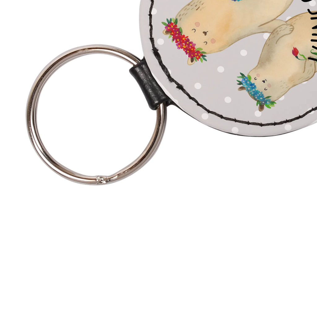 Personalisierter Schlüsselanhänger Bären mit Blumenkranz Schlüsselanhänger Mit Gravur, Schlüsselanhänger Mit Widmung, Schlüsselanhänger Mit Herz Und Gravur, Schlüsselanhänger Geschenk Personalisiert, Schlüsselanhänger Liebevoll Gestaltet, Schlüsselanhänger Mit Datum, Schlüsselanhänger Mit Spruch, Schlüsselanhänger Für Haus Mit Gravur, Schlüsselanhänger Vintage Mit Gravur, Schlüsselanhänger Mit Koordinaten, Schlüsselanhänger Mit Wunschtext, Schlüsselanhänger Selbst Gestalten, Schlüsselanhänger Für Frauen Mit Wunschtext, Schlüsselanhänger Für Kinder Mit Namen, Schlüsselanhänger Aus Leder Mit Gravur, Schlüsselanhänger Für Paare Mit Wunschtext, Schlüsselanhänger Für Auto Mit Wunschtext, Partner Schlüsselanhänger Personalisiert, Schlüsselanhänger Für Männer Mit Gravur, Schlüsselanhänger Aus Holz Mit Wunschtext, Filz Schlüsselanhänger Mit Text, Schlüsselanhänger Modern Mit Namen, Schlüsselanhänger Mit Botschaft, Personalisierter Schlüsselanhänger, Freundschafts Schlüsselanhänger Mit Namen, Schlüsselanhänger Individuell, Schlüsselanhänger Mit Initialen, Schlüsselanhänger Mit Text, Handgemachter Schlüsselanhänger Mit Wunschtext, Schlüsselanhänger Bedruckt, Metall Schlüsselanhänger Mit Namen, Schlüsselanhänger Mit Namen, Familie, Vatertag, Muttertag, Bruder, Schwester, Mama, Papa, Oma, Opa, weltbeste Mama, Vorbild, Tochter, Lieblingsmensch, Geschenk Mama. Muttertag, Lieblingsmama, Kinder, Kind, Bär, Family, Mutti, Mami, Töchter, Mutter, beste Mutter, Bären
