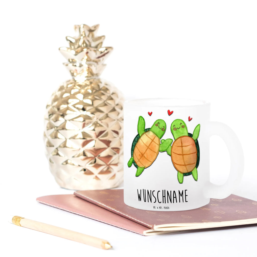 Personalisierte Teetasse Schildkröten Paar Teetasse Selbst Gestalten, Teetasse Für Männer Mit Namen, Teetasse Für Kinder Mit Wunschtext, Teetasse Geschenk Personalisiert, Design Teetasse Mit Gravur, Teegläser, Firmengeschenk mit Wunschtext, Keramiktasse Mit Namen, Tasse Für Tee Mit Namen, Teetasse aus Glas, Glas Teetasse Personalisiert, Tasse Für Tee Mit Wunschtext, Teetasse Mit Liebevollem Text, Lustige Teetasse Mit Namen, Teetasse Groß Mit Namen, Glas Teebecher, Vintage Teetasse Mit Gravur, Werbegeschenk mit Firmennamen, Nachhaltige Teetasse Mit Wunschtext, Mikrowellengeeignete Teetasse Mit Namen, Emailletasse Mit Wunschtext, Kleine Teetasse Mit Wunschtext, Teetasse Für Frauen Mit Spruch, Teetasse Personalisiert, Teetasse Mit Gravur, Teetasse Modern Personalisiert, Teetasse Mit Namen, Teetasse Bedruckt Mit Wunschtext, Teetasse Mit Tiermotiv Und Wunschtext, Porzellantasse Mit Gravur, Spülmaschinenfeste Teetasse Mit Text, Lieblings Teetasse Mit Wunschtext, Teetasse Mit Wunschtext, Teetasse Mit Initialen, Personalisierte Teetasse, Teetasse Mit Henkel Und Text, Freundin, Freund, Liebe, Liebesgeschenk, Jahrestag, Verlobung, Partner, Ehemann, Ehefrau, Heiraten, Heiratsantrag, Hocheitstag, Geschenk für Partner, für Ehemann, Mitbringsel, Geschenk für Frauen, Hochzeitstag, Liebesbeweis, für Männer, Geschenk für Freundin, Valentinstag