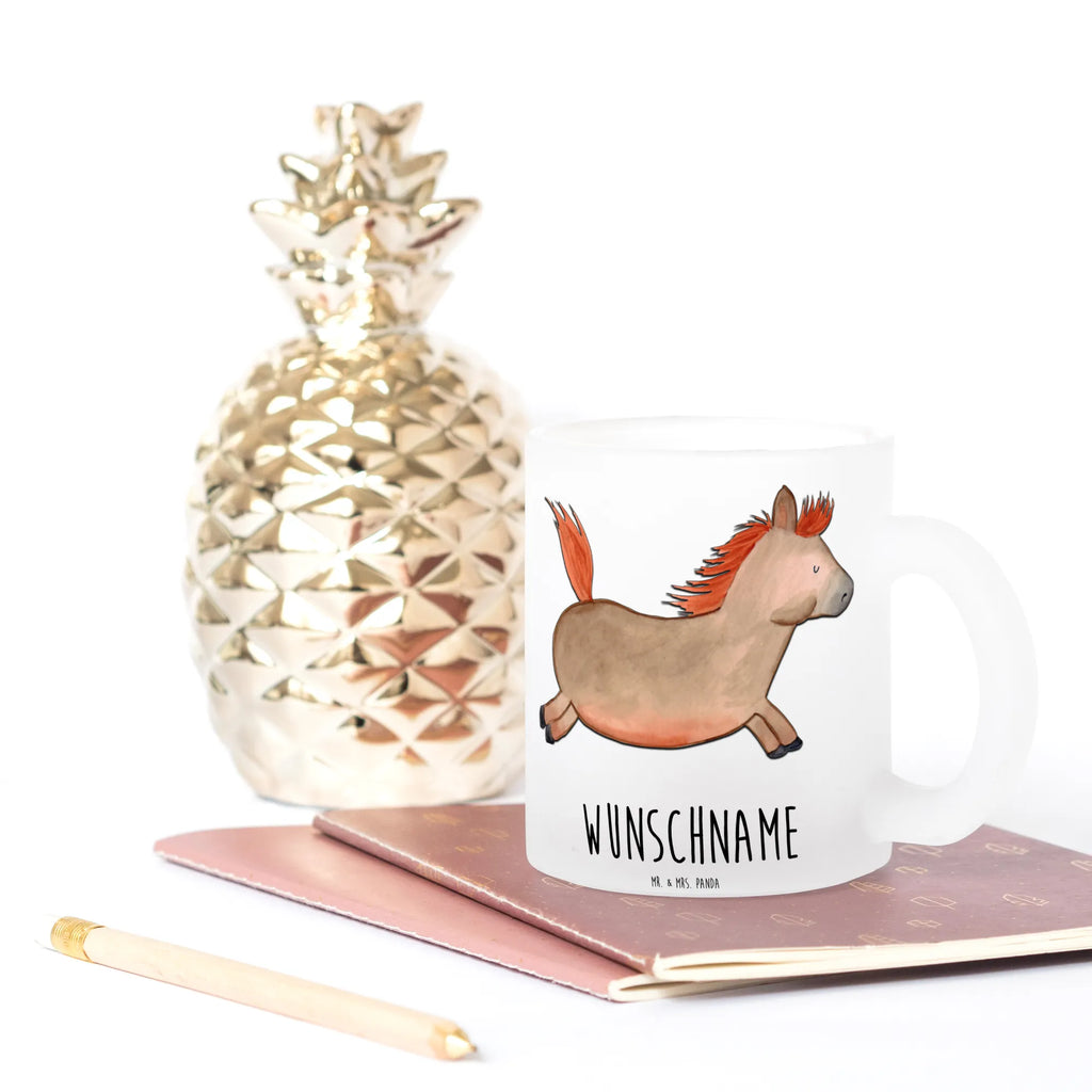 Personalisierte Teetasse Pferd Springen Emailletasse Mit Wunschtext, Teetasse Mit Wunschtext, Teetasse Mit Initialen, Teetasse Personalisiert, Mikrowellengeeignete Teetasse Mit Namen, Glas Teebecher, Lieblings Teetasse Mit Wunschtext, Teetasse Selbst Gestalten, Teetasse Modern Personalisiert, Teetasse Geschenk Personalisiert, Teetasse aus Glas, Teetasse Mit Henkel Und Text, Glas Teetasse Personalisiert, Spülmaschinenfeste Teetasse Mit Text, Teetasse Mit Tiermotiv Und Wunschtext, Nachhaltige Teetasse Mit Wunschtext, Teetasse Für Männer Mit Namen, Vintage Teetasse Mit Gravur, Teetasse Groß Mit Namen, Personalisierte Teetasse, Teetasse Mit Namen, Kleine Teetasse Mit Wunschtext, Teetasse Mit Gravur, Firmengeschenk mit Wunschtext, Lustige Teetasse Mit Namen, Teetasse Für Kinder Mit Wunschtext, Porzellantasse Mit Gravur, Teetasse Für Frauen Mit Spruch, Teetasse Mit Liebevollem Text, Keramiktasse Mit Namen, Tasse Für Tee Mit Namen, Design Teetasse Mit Gravur, Tasse Für Tee Mit Wunschtext, Teetasse Bedruckt Mit Wunschtext, Werbegeschenk mit Firmennamen, Teegläser, Bauernhof, Hoftiere, Landwirt, Landwirtin, Pferd, Ausreiten, Pony, Stall, Pferdebesitzer, Pferdestall, Reiten, Pferde