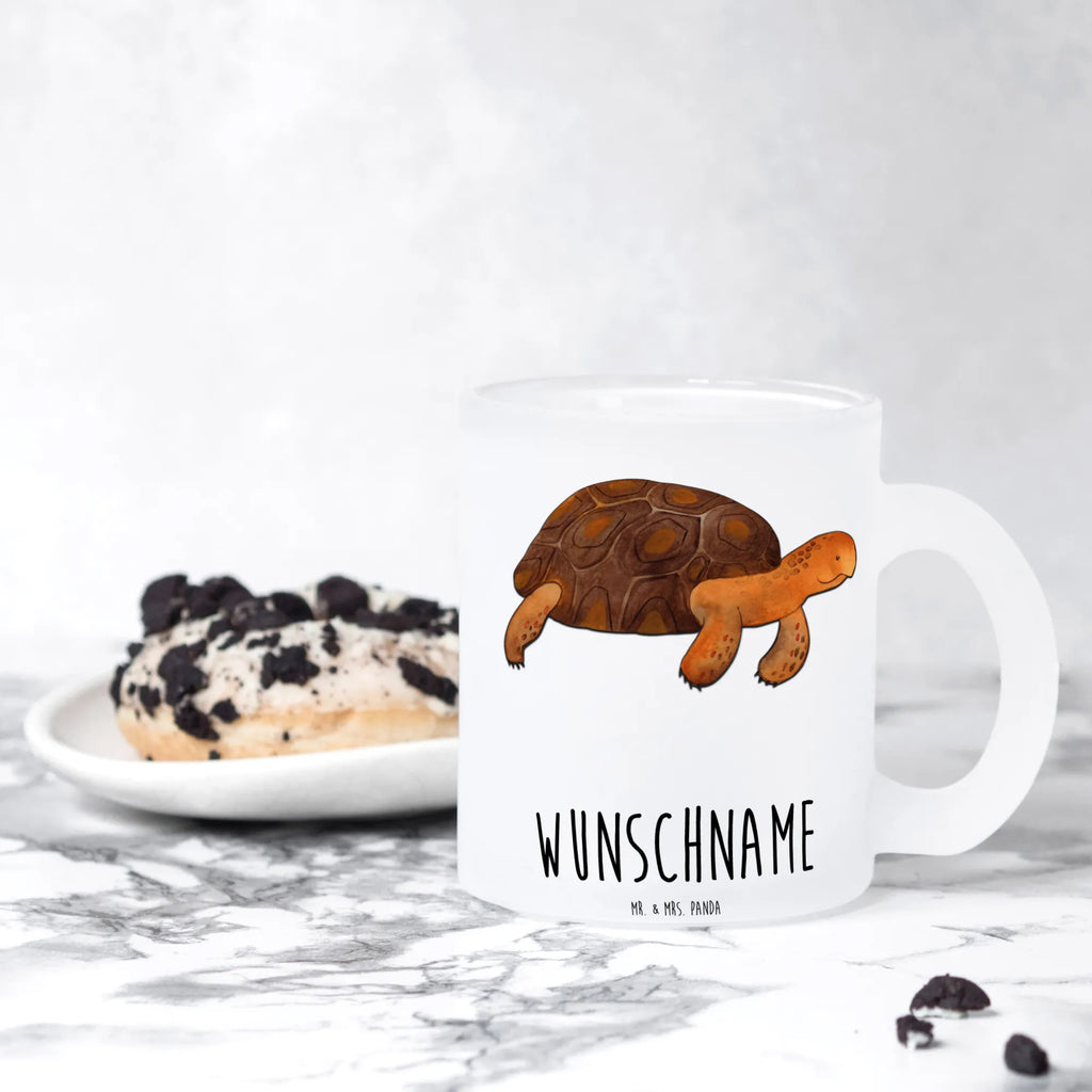 Personalisierte Teetasse Schildkröte marschiert Teetasse Bedruckt Mit Wunschtext, Teetasse Modern Personalisiert, Teetasse Geschenk Personalisiert, Werbegeschenk mit Firmennamen, Vintage Teetasse Mit Gravur, Teetasse Für Männer Mit Namen, Teetasse Personalisiert, Teetasse Mit Spruch, Teetasse Groß Mit Namen, Firmengeschenk mit Wunschtext, Teetasse Mit Initialen, Glas Teetasse Personalisiert, Lieblings Teetasse Mit Wunschtext, Teetasse Mit Liebevollem Text, Lustige Teetasse Mit Namen, Kleine Teetasse Mit Wunschtext, Spülmaschinenfeste Teetasse Mit Text, Teetasse Mit Tiermotiv Und Wunschtext, Personalisierte Teetasse, Teetasse Für Kinder Mit Wunschtext, Porzellantasse Mit Gravur, Design Teetasse Mit Gravur, Mikrowellengeeignete Teetasse Mit Namen, Teetasse Mit Gravur, Nachhaltige Teetasse Mit Wunschtext, Emailletasse Mit Wunschtext, Tasse Für Tee Mit Wunschtext, Teetasse Für Frauen Mit Spruch, Teetasse Mit Henkel Und Text, Teetasse Selbst Gestalten, Keramiktasse Mit Namen, Teetasse Mit Wunschtext, Teetasse Mit Namen, Tasse Für Tee Mit Namen, Meerestiere, Meer, Urlaub, Schildkröten, Reiselust, Abenteuer, Inspiration, Neustart, Lieblingsmensch, Motivation, Schildkröte, get lost