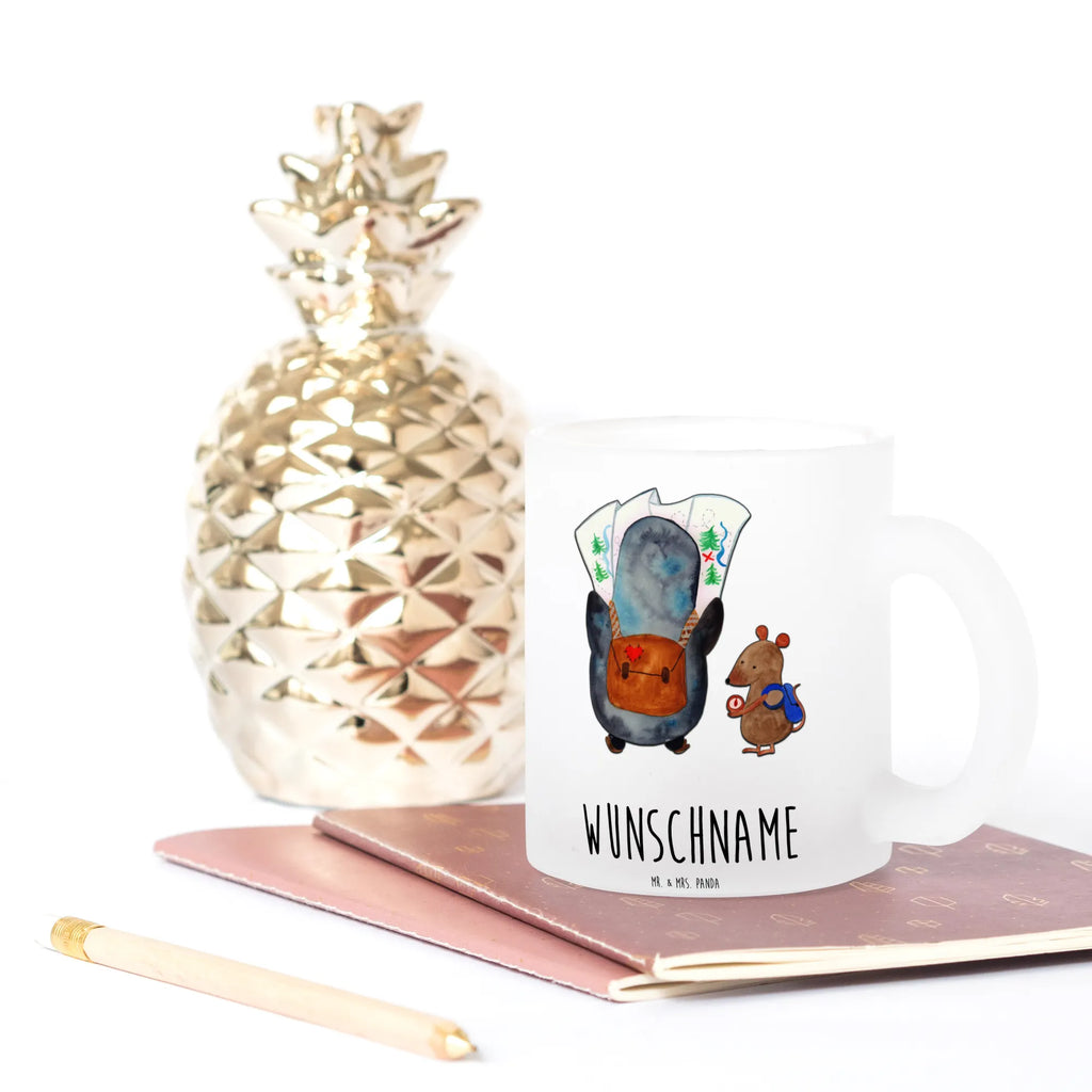 Personalisierte Teetasse Pinguin & Maus Wanderer Teetasse aus Glas, Teetasse Mit Gravur, Teetasse Für Frauen Mit Spruch, Werbegeschenk mit Firmennamen, Teetasse Für Kinder Mit Wunschtext, Glas Teebecher, Kleine Teetasse Mit Wunschtext, Teetasse Mit Initialen, Teetasse Modern Personalisiert, Teetasse Mit Liebevollem Text, Teetasse Für Männer Mit Namen, Vintage Teetasse Mit Gravur, Nachhaltige Teetasse Mit Wunschtext, Personalisierte Teetasse, Lieblings Teetasse Mit Wunschtext, Lustige Teetasse Mit Namen, Teegläser, Teetasse Groß Mit Namen, Mikrowellengeeignete Teetasse Mit Namen, Teetasse Mit Wunschtext, Teetasse Mit Tiermotiv Und Wunschtext, Teetasse Personalisiert, Spülmaschinenfeste Teetasse Mit Text, Porzellantasse Mit Gravur, Teetasse Bedruckt Mit Wunschtext, Emailletasse Mit Wunschtext, Tasse Für Tee Mit Namen, Tasse Für Tee Mit Wunschtext, Firmengeschenk mit Wunschtext, Teetasse Selbst Gestalten, Glas Teetasse Personalisiert, Design Teetasse Mit Gravur, Teetasse Geschenk Personalisiert, Teetasse Mit Henkel Und Text, Teetasse Mit Namen, Keramiktasse Mit Namen, Pinguin, Ausflug, Abenteuer, Abenteurer, Wandern, Wanderlust, Pinguine, Roadtrip