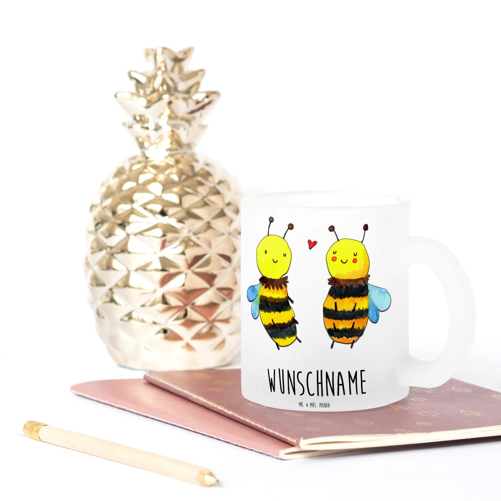 Personalized Tea Cup bee In love Spülmaschinenfeste Teetasse Mit Text, Teetasse Selbst Gestalten, Teetasse Mit Wunschtext, Teetasse Für Männer Mit Namen, Teetasse Personalisiert, Firmengeschenk mit Wunschtext, Teetasse Modern Personalisiert, Teetasse Mit Liebevollem Text, Glas Teetasse Personalisiert, Design Teetasse Mit Gravur, Tasse Für Tee Mit Namen, Teetasse Mit Gravur, Glas Teebecher, Nachhaltige Teetasse Mit Wunschtext, Mikrowellengeeignete Teetasse Mit Namen, Teetasse Mit Henkel Und Text, Kleine Teetasse Mit Wunschtext, Teegläser, Teetasse Für Frauen Mit Spruch, Teetasse Bedruckt Mit Wunschtext, Lieblings Teetasse Mit Wunschtext, Keramiktasse Mit Namen, Teetasse aus Glas, Teetasse Groß Mit Namen, Tasse Für Tee Mit Wunschtext, Werbegeschenk mit Firmennamen, Porzellantasse Mit Gravur, Teetasse Mit Namen, Emailletasse Mit Wunschtext, Personalisierte Teetasse, Teetasse Für Kinder Mit Wunschtext, Lustige Teetasse Mit Namen, Teetasse Mit Initialen, Teetasse Mit Tiermotiv Und Wunschtext, Teetasse Geschenk Personalisiert, Vintage Teetasse Mit Gravur, Biene, Wespe, Hummel
