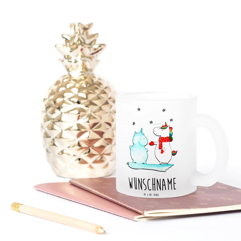 Personalisierte Teetasse Einhorn Schneemann Tasse Für Tee Mit Namen, Nachhaltige Teetasse Mit Wunschtext, Teetasse Modern Personalisiert, Teetasse Mit Gravur, Vintage Teetasse Mit Gravur, Teetasse Mit Wunschtext, Personalisierte Teetasse, Teetasse Für Frauen Mit Spruch, Werbegeschenk mit Firmennamen, Spülmaschinenfeste Teetasse Mit Text, Lieblings Teetasse Mit Wunschtext, Teetasse Personalisiert, Teetasse Für Kinder Mit Wunschtext, Teetasse Mit Tiermotiv Und Wunschtext, Teetasse Mit Liebevollem Text, Design Teetasse Mit Gravur, Teetasse Mit Namen, Teetasse Bedruckt Mit Wunschtext, Teetasse Mit Henkel Und Text, Kleine Teetasse Mit Wunschtext, Keramiktasse Mit Namen, Porzellantasse Mit Gravur, Teetasse Geschenk Personalisiert, Lustige Teetasse Mit Namen, Teetasse Mit Spruch, Tasse Für Tee Mit Wunschtext, Firmengeschenk mit Wunschtext, Teetasse Für Männer Mit Namen, Emailletasse Mit Wunschtext, Glas Teetasse Personalisiert, Mikrowellengeeignete Teetasse Mit Namen, Teetasse Selbst Gestalten, Teetasse Mit Initialen, Teetasse Groß Mit Namen, Einhorn, Einhörner, Einhorn Deko, Unicorn, Schnee, Mütze, Handschuhe, X-Mas, Weihnachten, Winter, kalt, Schneemann, Kuchen