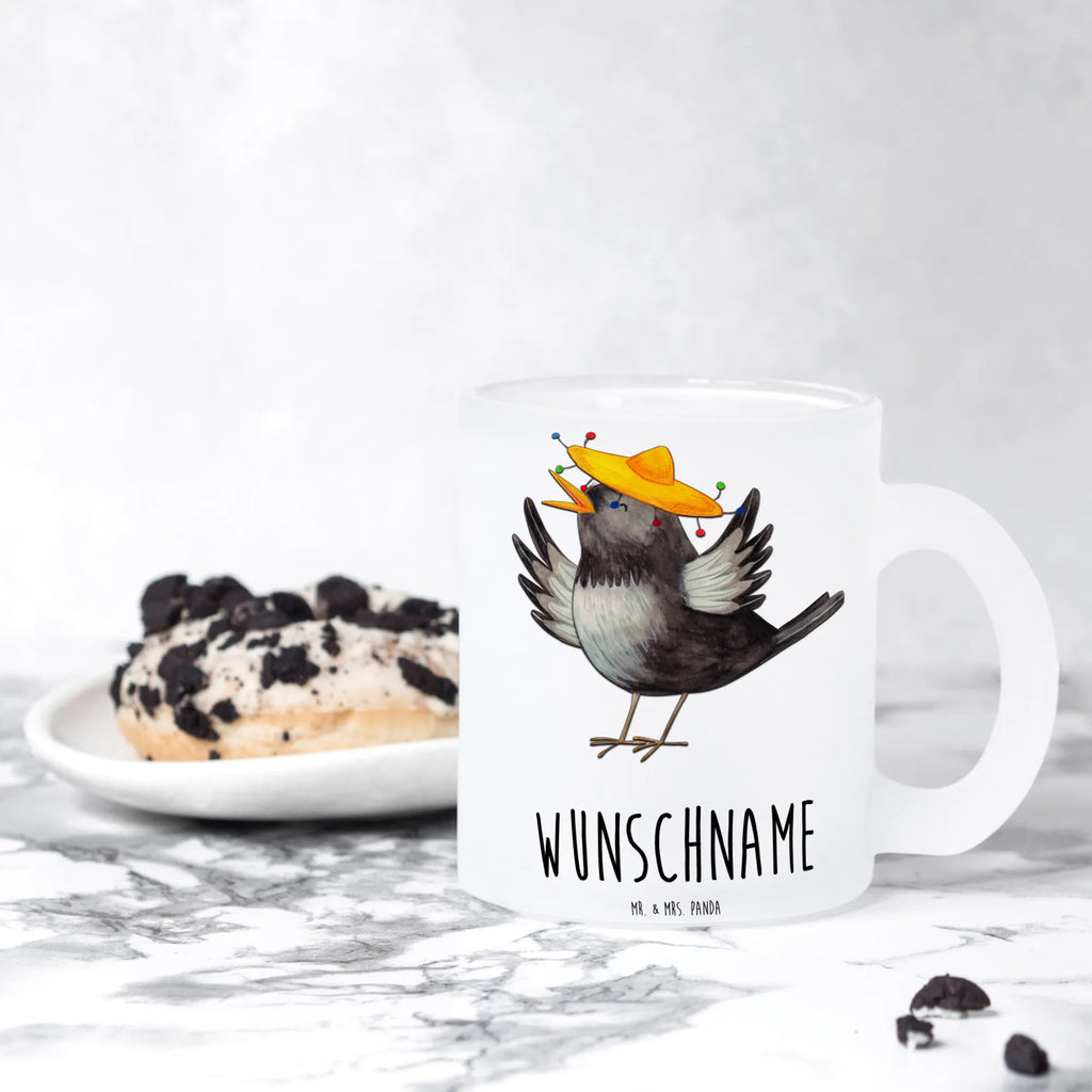 Personalisierte Teetasse Rabe mit Sombrero Emailletasse Mit Wunschtext, Kleine Teetasse Mit Wunschtext, Teetasse Für Männer Mit Namen, Teetasse Mit Gravur, Design Teetasse Mit Gravur, Tasse Für Tee Mit Namen, Lustige Teetasse Mit Namen, Porzellantasse Mit Gravur, Personalisierte Teetasse, Keramiktasse Mit Namen, Teetasse Personalisiert, Tasse Für Tee Mit Wunschtext, Teetasse Mit Namen, Werbegeschenk mit Firmennamen, Teetasse Für Kinder Mit Wunschtext, Vintage Teetasse Mit Gravur, Teetasse Mit Spruch, Lieblings Teetasse Mit Wunschtext, Teetasse Bedruckt Mit Wunschtext, Teetasse Selbst Gestalten, Teetasse Mit Liebevollem Text, Teetasse Geschenk Personalisiert, Teetasse Mit Tiermotiv Und Wunschtext, Firmengeschenk mit Wunschtext, Teetasse Modern Personalisiert, Nachhaltige Teetasse Mit Wunschtext, Teetasse Für Frauen Mit Spruch, Mikrowellengeeignete Teetasse Mit Namen, Spülmaschinenfeste Teetasse Mit Text, Teetasse Mit Wunschtext, Teetasse Groß Mit Namen, Glas Teetasse Personalisiert, Teetasse Mit Initialen, Teetasse Mit Henkel Und Text, Tiermotive, Gute Laune, lustige Sprüche, Tiere, Motivation, Vogel, Elster, Glück Spruch, fröhlich sein, Rabe, froh, Spruch positiv, Vögel, glücklich sein