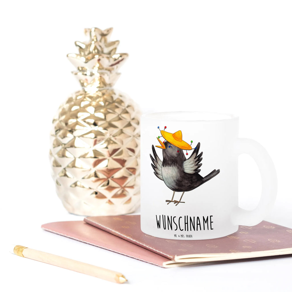 Personalisierte Teetasse Rabe mit Sombrero Emailletasse Mit Wunschtext, Kleine Teetasse Mit Wunschtext, Teetasse Für Männer Mit Namen, Teetasse Mit Gravur, Design Teetasse Mit Gravur, Tasse Für Tee Mit Namen, Lustige Teetasse Mit Namen, Porzellantasse Mit Gravur, Personalisierte Teetasse, Keramiktasse Mit Namen, Teetasse Personalisiert, Tasse Für Tee Mit Wunschtext, Teetasse Mit Namen, Werbegeschenk mit Firmennamen, Teetasse Für Kinder Mit Wunschtext, Vintage Teetasse Mit Gravur, Teetasse Mit Spruch, Lieblings Teetasse Mit Wunschtext, Teetasse Bedruckt Mit Wunschtext, Teetasse Selbst Gestalten, Teetasse Mit Liebevollem Text, Teetasse Geschenk Personalisiert, Teetasse Mit Tiermotiv Und Wunschtext, Firmengeschenk mit Wunschtext, Teetasse Modern Personalisiert, Nachhaltige Teetasse Mit Wunschtext, Teetasse Für Frauen Mit Spruch, Mikrowellengeeignete Teetasse Mit Namen, Spülmaschinenfeste Teetasse Mit Text, Teetasse Mit Wunschtext, Teetasse Groß Mit Namen, Glas Teetasse Personalisiert, Teetasse Mit Initialen, Teetasse Mit Henkel Und Text, Tiermotive, Gute Laune, lustige Sprüche, Tiere, Motivation, Vogel, Elster, Glück Spruch, fröhlich sein, Rabe, froh, Spruch positiv, Vögel, glücklich sein