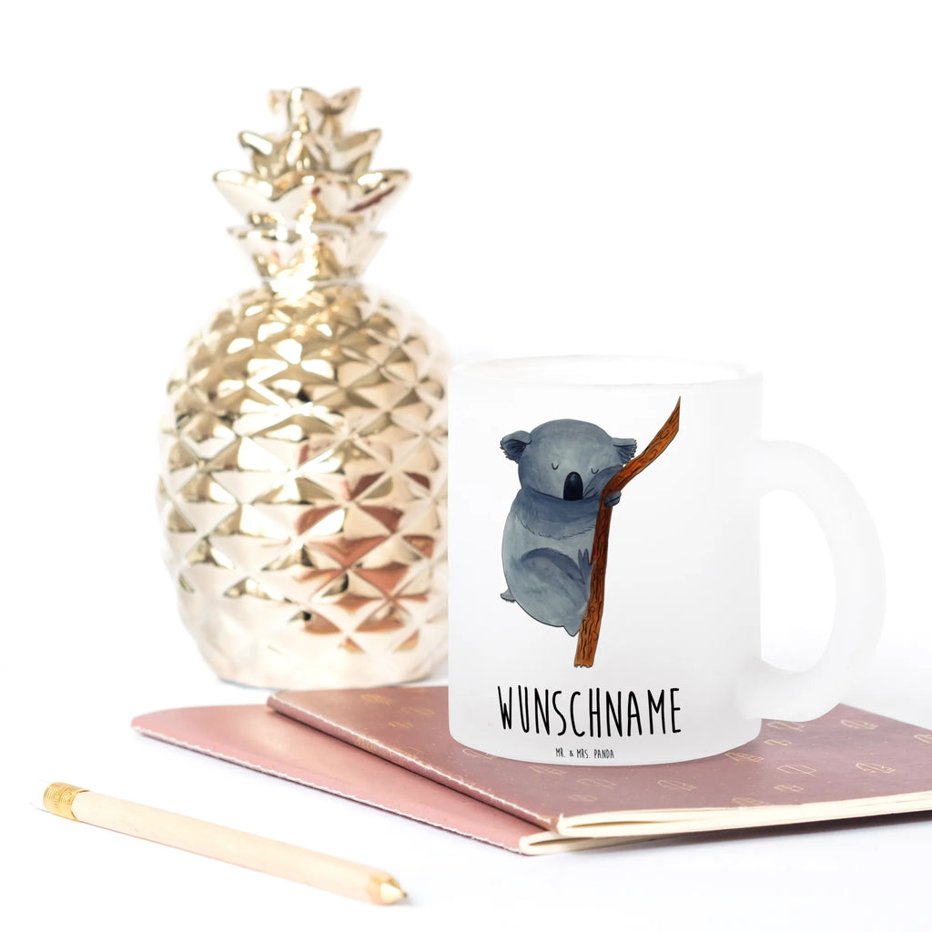 Personalisierte Teetasse Koalabär Teetasse Mit Henkel Und Text, Emailletasse Mit Wunschtext, Teetasse Mit Namen, Teetasse Groß Mit Namen, Teetasse Mit Initialen, Teetasse Für Frauen Mit Spruch, Teetasse Mit Gravur, Kleine Teetasse Mit Wunschtext, Porzellantasse Mit Gravur, Tasse Für Tee Mit Namen, Lieblings Teetasse Mit Wunschtext, Lustige Teetasse Mit Namen, Tasse Für Tee Mit Wunschtext, Teetasse Mit Wunschtext, Nachhaltige Teetasse Mit Wunschtext, Vintage Teetasse Mit Gravur, Teetasse Modern Personalisiert, Keramiktasse Mit Namen, Teetasse Für Kinder Mit Wunschtext, Teetasse Geschenk Personalisiert, Mikrowellengeeignete Teetasse Mit Namen, Firmengeschenk mit Wunschtext, Teetasse Mit Tiermotiv Und Wunschtext, Teetasse Für Männer Mit Namen, Teetasse Mit Spruch, Teetasse Personalisiert, Teetasse Bedruckt Mit Wunschtext, Design Teetasse Mit Gravur, Werbegeschenk mit Firmennamen, Personalisierte Teetasse, Spülmaschinenfeste Teetasse Mit Text, Teetasse Selbst Gestalten, Glas Teetasse Personalisiert, Teetasse Mit Liebevollem Text, Tiermotive, Gute Laune, lustige Sprüche, Tiere, Bär, Koalabär, träumen, Traumland, Schlafzimmer, Koala, schlafen, Traum