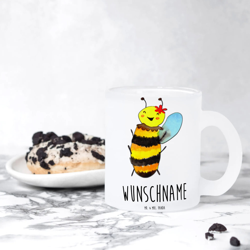 Personalisierte Teetasse Biene Happy Teetasse Mit Liebevollem Text, Nachhaltige Teetasse Mit Wunschtext, Teetasse Personalisiert, Tasse Für Tee Mit Wunschtext, Design Teetasse Mit Gravur, Teegläser, Teetasse Mit Tiermotiv Und Wunschtext, Teetasse Selbst Gestalten, Teetasse Für Männer Mit Namen, Teetasse Mit Initialen, Personalisierte Teetasse, Mikrowellengeeignete Teetasse Mit Namen, Kleine Teetasse Mit Wunschtext, Porzellantasse Mit Gravur, Glas Teetasse Personalisiert, Lieblings Teetasse Mit Wunschtext, Teetasse Bedruckt Mit Wunschtext, Teetasse Geschenk Personalisiert, Vintage Teetasse Mit Gravur, Teetasse aus Glas, Teetasse Mit Namen, Teetasse Für Kinder Mit Wunschtext, Werbegeschenk mit Firmennamen, Teetasse Für Frauen Mit Spruch, Tasse Für Tee Mit Namen, Teetasse Modern Personalisiert, Glas Teebecher, Teetasse Mit Wunschtext, Teetasse Mit Gravur, Keramiktasse Mit Namen, Firmengeschenk mit Wunschtext, Teetasse Mit Henkel Und Text, Teetasse Groß Mit Namen, Lustige Teetasse Mit Namen, Spülmaschinenfeste Teetasse Mit Text, Emailletasse Mit Wunschtext, Biene, Wespe, Hummel