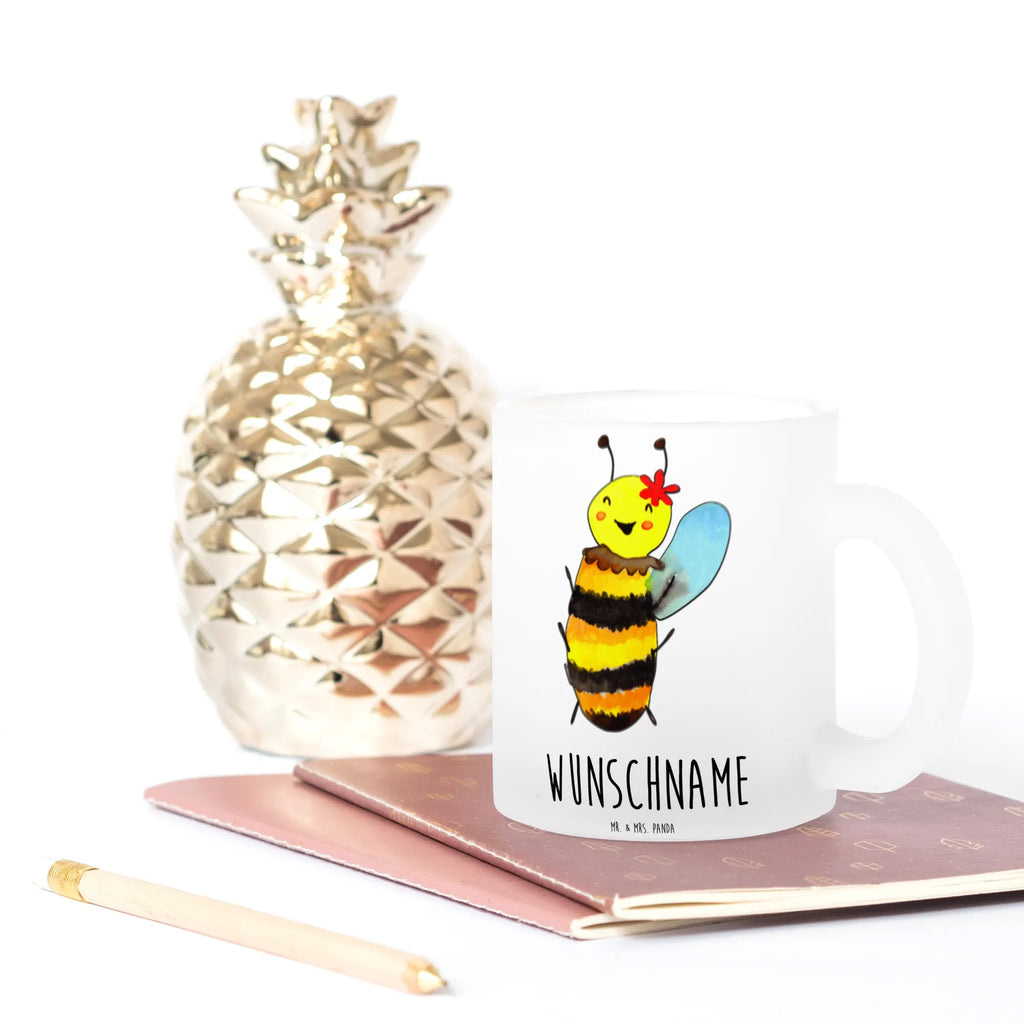 Personalisierte Teetasse Biene Happy Teetasse Mit Liebevollem Text, Nachhaltige Teetasse Mit Wunschtext, Teetasse Personalisiert, Tasse Für Tee Mit Wunschtext, Design Teetasse Mit Gravur, Teegläser, Teetasse Mit Tiermotiv Und Wunschtext, Teetasse Selbst Gestalten, Teetasse Für Männer Mit Namen, Teetasse Mit Initialen, Personalisierte Teetasse, Mikrowellengeeignete Teetasse Mit Namen, Kleine Teetasse Mit Wunschtext, Porzellantasse Mit Gravur, Glas Teetasse Personalisiert, Lieblings Teetasse Mit Wunschtext, Teetasse Bedruckt Mit Wunschtext, Teetasse Geschenk Personalisiert, Vintage Teetasse Mit Gravur, Teetasse aus Glas, Teetasse Mit Namen, Teetasse Für Kinder Mit Wunschtext, Werbegeschenk mit Firmennamen, Teetasse Für Frauen Mit Spruch, Tasse Für Tee Mit Namen, Teetasse Modern Personalisiert, Glas Teebecher, Teetasse Mit Wunschtext, Teetasse Mit Gravur, Keramiktasse Mit Namen, Firmengeschenk mit Wunschtext, Teetasse Mit Henkel Und Text, Teetasse Groß Mit Namen, Lustige Teetasse Mit Namen, Spülmaschinenfeste Teetasse Mit Text, Emailletasse Mit Wunschtext, Biene, Wespe, Hummel