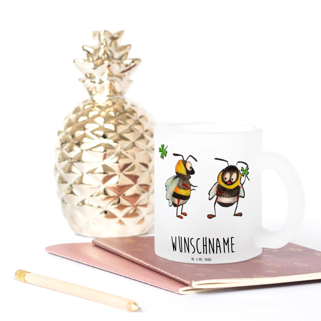 Personalized Tea Cup bumblebees shamrock Teetasse Mit Wunschtext, Teetasse Für Kinder Mit Wunschtext, Lieblings Teetasse Mit Wunschtext, Design Teetasse Mit Gravur, Glas Teetasse Personalisiert, Teetasse Personalisiert, Porzellantasse Mit Gravur, Werbegeschenk mit Firmennamen, Vintage Teetasse Mit Gravur, Tasse Für Tee Mit Namen, Teetasse Modern Personalisiert, Firmengeschenk mit Wunschtext, Mikrowellengeeignete Teetasse Mit Namen, Teetasse Mit Henkel Und Text, Teetasse Groß Mit Namen, Kleine Teetasse Mit Wunschtext, Nachhaltige Teetasse Mit Wunschtext, Spülmaschinenfeste Teetasse Mit Text, Teetasse Selbst Gestalten, Teetasse Geschenk Personalisiert, Personalisierte Teetasse, Teetasse Für Frauen Mit Spruch, Tasse Für Tee Mit Wunschtext, Teetasse Mit Initialen, Teetasse Für Männer Mit Namen, Teetasse Mit Tiermotiv Und Wunschtext, Teetasse Mit Liebevollem Text, Lustige Teetasse Mit Namen, Emailletasse Mit Wunschtext, Teetasse Mit Namen, Keramiktasse Mit Namen, Teetasse Mit Spruch, Teetasse Bedruckt Mit Wunschtext, Teetasse Mit Gravur, Tiermotive, Gute Laune, lustige Sprüche, Tiere, Biene Deko, Spruch schön, glücklich werden, glücklich sein, Spruch positiv, Hummel, Spruch fröhlich, Biene