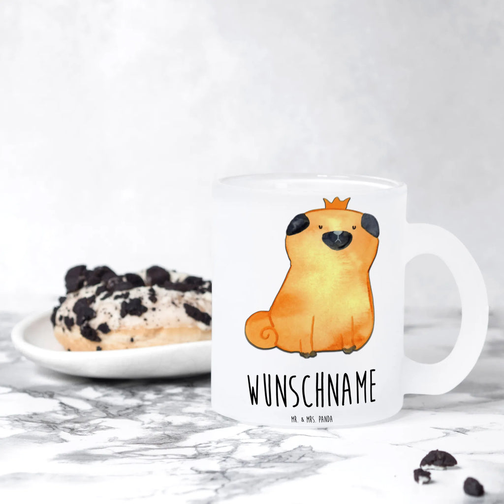 Personalisierte Teetasse Mops Krone Personalisierte Teetasse, Teetasse aus Glas, Teetasse Mit Initialen, Teetasse Mit Namen, Teetasse Für Frauen Mit Spruch, Teetasse Geschenk Personalisiert, Teetasse Modern Personalisiert, Teetasse Bedruckt Mit Wunschtext, Tasse Für Tee Mit Namen, Keramiktasse Mit Namen, Teetasse Groß Mit Namen, Firmengeschenk mit Wunschtext, Teetasse Mit Gravur, Glas Teetasse Personalisiert, Teetasse Selbst Gestalten, Teetasse Für Männer Mit Namen, Lustige Teetasse Mit Namen, Tasse Für Tee Mit Wunschtext, Vintage Teetasse Mit Gravur, Teegläser, Design Teetasse Mit Gravur, Teetasse Mit Tiermotiv Und Wunschtext, Teetasse Für Kinder Mit Wunschtext, Werbegeschenk mit Firmennamen, Teetasse Mit Henkel Und Text, Kleine Teetasse Mit Wunschtext, Glas Teebecher, Porzellantasse Mit Gravur, Teetasse Mit Liebevollem Text, Emailletasse Mit Wunschtext, Spülmaschinenfeste Teetasse Mit Text, Nachhaltige Teetasse Mit Wunschtext, Lieblings Teetasse Mit Wunschtext, Mikrowellengeeignete Teetasse Mit Namen, Teetasse Mit Wunschtext, Teetasse Personalisiert, Sprüche, Hund, Hunderasse, Hundebesitzer, Hundemotiv, Haustier, Tierliebhaber, Mops, Allergisch, Lustig, Hundebesitzer. Spruch, Kinderlos, Hausregel