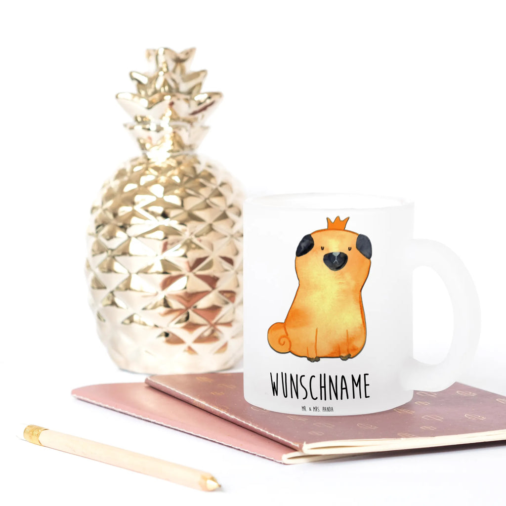 Personalisierte Teetasse Mops Krone Personalisierte Teetasse, Teetasse aus Glas, Teetasse Mit Initialen, Teetasse Mit Namen, Teetasse Für Frauen Mit Spruch, Teetasse Geschenk Personalisiert, Teetasse Modern Personalisiert, Teetasse Bedruckt Mit Wunschtext, Tasse Für Tee Mit Namen, Keramiktasse Mit Namen, Teetasse Groß Mit Namen, Firmengeschenk mit Wunschtext, Teetasse Mit Gravur, Glas Teetasse Personalisiert, Teetasse Selbst Gestalten, Teetasse Für Männer Mit Namen, Lustige Teetasse Mit Namen, Tasse Für Tee Mit Wunschtext, Vintage Teetasse Mit Gravur, Teegläser, Design Teetasse Mit Gravur, Teetasse Mit Tiermotiv Und Wunschtext, Teetasse Für Kinder Mit Wunschtext, Werbegeschenk mit Firmennamen, Teetasse Mit Henkel Und Text, Kleine Teetasse Mit Wunschtext, Glas Teebecher, Porzellantasse Mit Gravur, Teetasse Mit Liebevollem Text, Emailletasse Mit Wunschtext, Spülmaschinenfeste Teetasse Mit Text, Nachhaltige Teetasse Mit Wunschtext, Lieblings Teetasse Mit Wunschtext, Mikrowellengeeignete Teetasse Mit Namen, Teetasse Mit Wunschtext, Teetasse Personalisiert, Sprüche, Hund, Hunderasse, Hundebesitzer, Hundemotiv, Haustier, Tierliebhaber, Mops, Allergisch, Lustig, Hundebesitzer. Spruch, Kinderlos, Hausregel