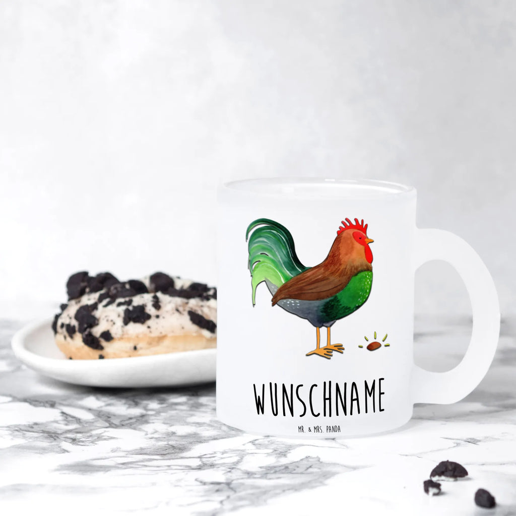 Personalisierte Teetasse Hahn Korn Spülmaschinenfeste Teetasse Mit Text, Emailletasse Mit Wunschtext, Lustige Teetasse Mit Namen, Teetasse Mit Namen, Porzellantasse Mit Gravur, Vintage Teetasse Mit Gravur, Teetasse Mit Wunschtext, Werbegeschenk mit Firmennamen, Design Teetasse Mit Gravur, Teetasse Mit Initialen, Teetasse Für Kinder Mit Wunschtext, Tasse Für Tee Mit Wunschtext, Nachhaltige Teetasse Mit Wunschtext, Teetasse Geschenk Personalisiert, Firmengeschenk mit Wunschtext, Teetasse Modern Personalisiert, Teetasse Für Frauen Mit Spruch, Glas Teetasse Personalisiert, Teetasse Mit Gravur, Kleine Teetasse Mit Wunschtext, Glas Teebecher, Keramiktasse Mit Namen, Tasse Für Tee Mit Namen, Teegläser, Teetasse Selbst Gestalten, Teetasse Für Männer Mit Namen, Teetasse Groß Mit Namen, Teetasse Mit Liebevollem Text, Teetasse Mit Tiermotiv Und Wunschtext, Teetasse Mit Henkel Und Text, Teetasse aus Glas, Personalisierte Teetasse, Teetasse Bedruckt Mit Wunschtext, Lieblings Teetasse Mit Wunschtext, Teetasse Personalisiert, Mikrowellengeeignete Teetasse Mit Namen, Bauernhof, Hoftiere, Landwirt, Landwirtin, Natur, Eier, Korn, Henne, Hahn