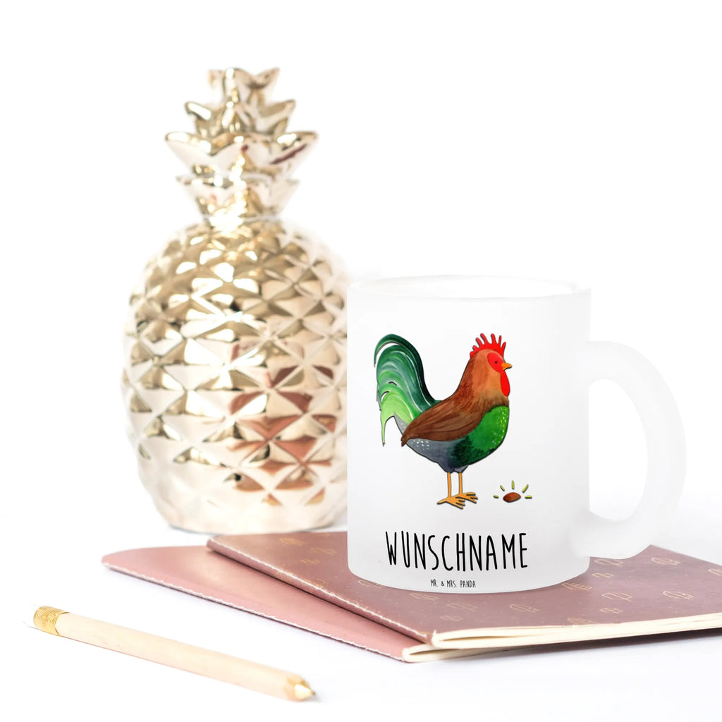 Personalisierte Teetasse Hahn Korn Spülmaschinenfeste Teetasse Mit Text, Emailletasse Mit Wunschtext, Lustige Teetasse Mit Namen, Teetasse Mit Namen, Porzellantasse Mit Gravur, Vintage Teetasse Mit Gravur, Teetasse Mit Wunschtext, Werbegeschenk mit Firmennamen, Design Teetasse Mit Gravur, Teetasse Mit Initialen, Teetasse Für Kinder Mit Wunschtext, Tasse Für Tee Mit Wunschtext, Nachhaltige Teetasse Mit Wunschtext, Teetasse Geschenk Personalisiert, Firmengeschenk mit Wunschtext, Teetasse Modern Personalisiert, Teetasse Für Frauen Mit Spruch, Glas Teetasse Personalisiert, Teetasse Mit Gravur, Kleine Teetasse Mit Wunschtext, Glas Teebecher, Keramiktasse Mit Namen, Tasse Für Tee Mit Namen, Teegläser, Teetasse Selbst Gestalten, Teetasse Für Männer Mit Namen, Teetasse Groß Mit Namen, Teetasse Mit Liebevollem Text, Teetasse Mit Tiermotiv Und Wunschtext, Teetasse Mit Henkel Und Text, Teetasse aus Glas, Personalisierte Teetasse, Teetasse Bedruckt Mit Wunschtext, Lieblings Teetasse Mit Wunschtext, Teetasse Personalisiert, Mikrowellengeeignete Teetasse Mit Namen, Bauernhof, Hoftiere, Landwirt, Landwirtin, Natur, Eier, Korn, Henne, Hahn