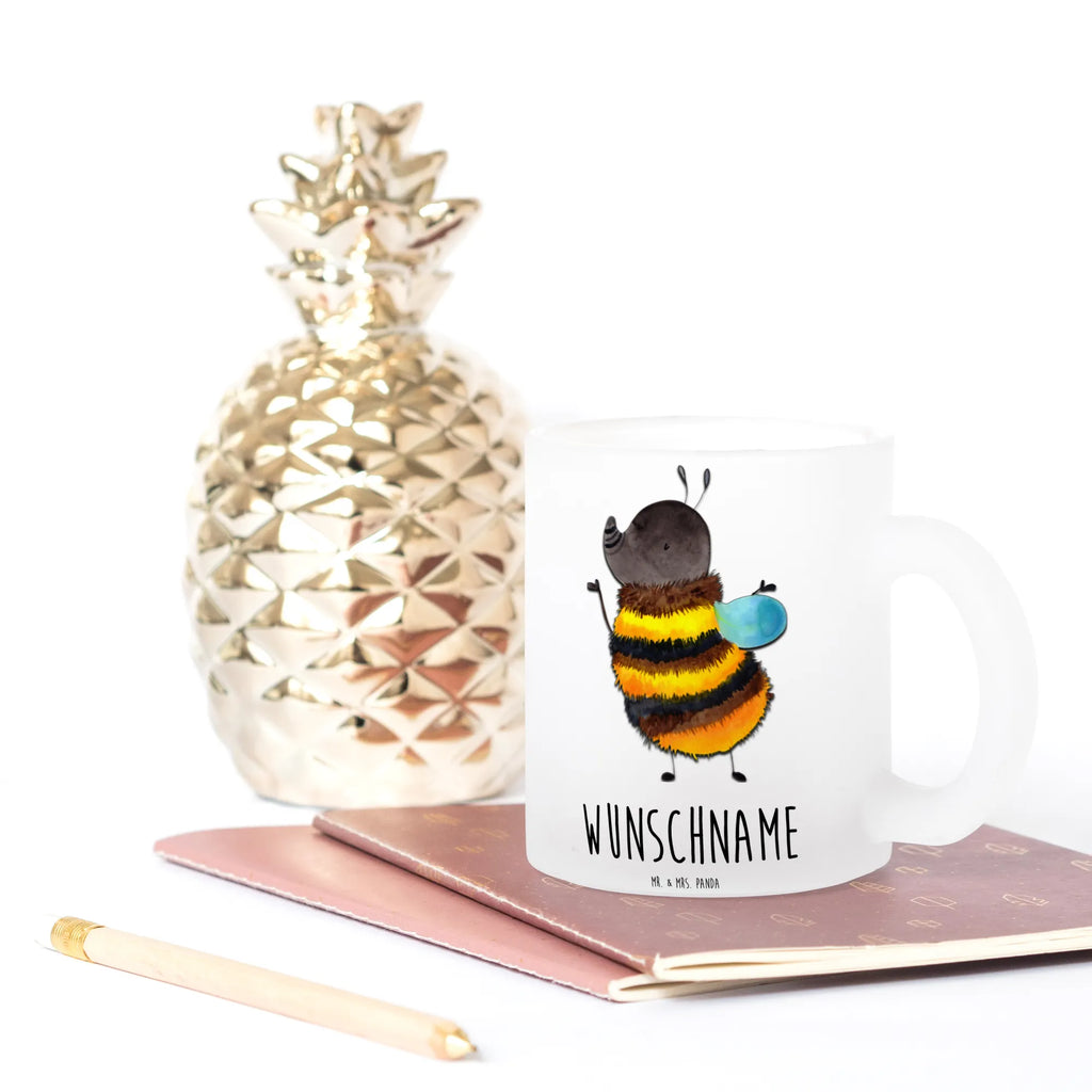 Personalisierte Teetasse Hummel flauschig Lieblings Teetasse Mit Wunschtext, Teetasse Bedruckt Mit Wunschtext, Teetasse Mit Initialen, Personalisierte Teetasse, Emailletasse Mit Wunschtext, Teetasse Geschenk Personalisiert, Kleine Teetasse Mit Wunschtext, Teetasse Für Männer Mit Namen, Spülmaschinenfeste Teetasse Mit Text, Teetasse Mit Gravur, Teetasse Selbst Gestalten, Teetasse Modern Personalisiert, Teetasse Mit Namen, Tasse Für Tee Mit Namen, Vintage Teetasse Mit Gravur, Teetasse Mit Wunschtext, Nachhaltige Teetasse Mit Wunschtext, Firmengeschenk mit Wunschtext, Werbegeschenk mit Firmennamen, Teetasse Für Kinder Mit Wunschtext, Keramiktasse Mit Namen, Teetasse Groß Mit Namen, Teetasse Mit Liebevollem Text, Teetasse Für Frauen Mit Spruch, Teetasse Mit Spruch, Lustige Teetasse Mit Namen, Design Teetasse Mit Gravur, Porzellantasse Mit Gravur, Glas Teetasse Personalisiert, Mikrowellengeeignete Teetasse Mit Namen, Teetasse Personalisiert, Teetasse Mit Henkel Und Text, Tasse Für Tee Mit Wunschtext, Teetasse Mit Tiermotiv Und Wunschtext, Tiermotive, Gute Laune, lustige Sprüche, Tiere, Biene, Hummel, Blume, Flauschig, Natur