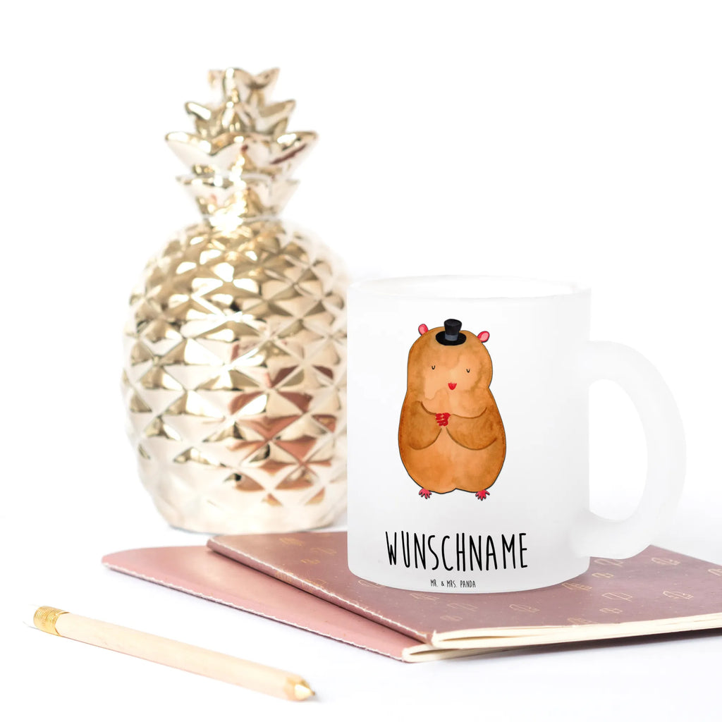 Personalisierte Teetasse Hamster mit Hut Personalisierte Teetasse, Glas Teetasse Personalisiert, Teetasse Für Frauen Mit Spruch, Tasse Für Tee Mit Namen, Teetasse Modern Personalisiert, Design Teetasse Mit Gravur, Keramiktasse Mit Namen, Emailletasse Mit Wunschtext, Teetasse Mit Tiermotiv Und Wunschtext, Teetasse Mit Henkel Und Text, Teetasse Selbst Gestalten, Nachhaltige Teetasse Mit Wunschtext, Teetasse Geschenk Personalisiert, Lustige Teetasse Mit Namen, Vintage Teetasse Mit Gravur, Teetasse Mit Namen, Porzellantasse Mit Gravur, Firmengeschenk mit Wunschtext, Teetasse Mit Liebevollem Text, Spülmaschinenfeste Teetasse Mit Text, Teetasse Mit Spruch, Mikrowellengeeignete Teetasse Mit Namen, Kleine Teetasse Mit Wunschtext, Teetasse Mit Wunschtext, Teetasse Mit Gravur, Werbegeschenk mit Firmennamen, Tasse Für Tee Mit Wunschtext, Teetasse Für Kinder Mit Wunschtext, Teetasse Personalisiert, Teetasse Mit Initialen, Lieblings Teetasse Mit Wunschtext, Teetasse Für Männer Mit Namen, Teetasse Bedruckt Mit Wunschtext, Teetasse Groß Mit Namen, Tiermotive, Gute Laune, lustige Sprüche, Tiere, Zwerghamster, Hamster, Zylinder, Zauberer, Hut, Magier