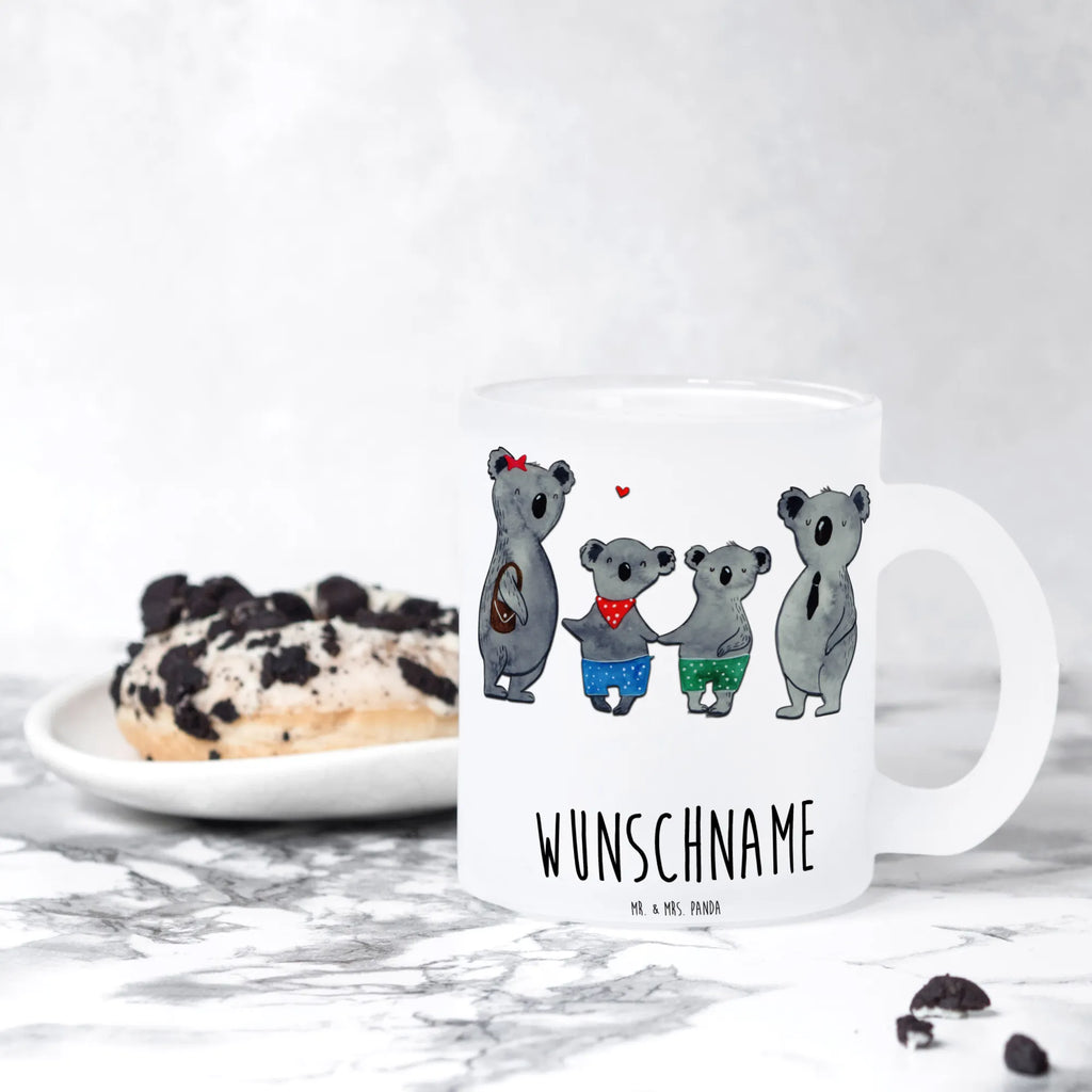 Personalisierte Teetasse Koala Familie zwei Teetasse Mit Gravur, Teetasse Personalisiert, Teetasse Groß Mit Namen, Emailletasse Mit Wunschtext, Firmengeschenk mit Wunschtext, Vintage Teetasse Mit Gravur, Teetasse Modern Personalisiert, Teetasse Bedruckt Mit Wunschtext, Personalisierte Teetasse, Lieblings Teetasse Mit Wunschtext, Kleine Teetasse Mit Wunschtext, Teetasse Für Kinder Mit Wunschtext, Porzellantasse Mit Gravur, Tasse Für Tee Mit Namen, Teetasse Mit Namen, Lustige Teetasse Mit Namen, Werbegeschenk mit Firmennamen, Teetasse Selbst Gestalten, Nachhaltige Teetasse Mit Wunschtext, Tasse Für Tee Mit Wunschtext, Mikrowellengeeignete Teetasse Mit Namen, Spülmaschinenfeste Teetasse Mit Text, Teetasse Mit Initialen, Design Teetasse Mit Gravur, Glas Teetasse Personalisiert, Teetasse Geschenk Personalisiert, Keramiktasse Mit Namen, Teetasse Für Männer Mit Namen, Teetasse Mit Henkel Und Text, Teetasse Mit Liebevollem Text, Teetasse Mit Wunschtext, Teetasse Für Frauen Mit Spruch, Teetasse Mit Spruch, Teetasse Mit Tiermotiv Und Wunschtext, Familie, Vatertag, Muttertag, Bruder, Schwester, Mama, Papa, Oma, Opa, Familienzeit, Familienleben, Koalabär, Koalafamilie, beste Familie, Koala, Lieblingsfamilie