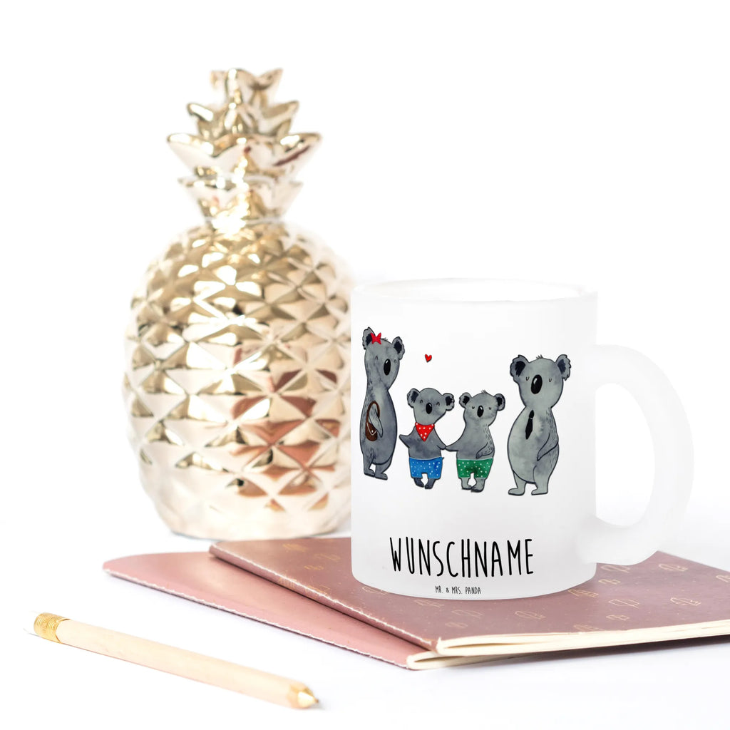 Personalisierte Teetasse Koala Familie zwei Teetasse Mit Gravur, Teetasse Personalisiert, Teetasse Groß Mit Namen, Emailletasse Mit Wunschtext, Firmengeschenk mit Wunschtext, Vintage Teetasse Mit Gravur, Teetasse Modern Personalisiert, Teetasse Bedruckt Mit Wunschtext, Personalisierte Teetasse, Lieblings Teetasse Mit Wunschtext, Kleine Teetasse Mit Wunschtext, Teetasse Für Kinder Mit Wunschtext, Porzellantasse Mit Gravur, Tasse Für Tee Mit Namen, Teetasse Mit Namen, Lustige Teetasse Mit Namen, Werbegeschenk mit Firmennamen, Teetasse Selbst Gestalten, Nachhaltige Teetasse Mit Wunschtext, Tasse Für Tee Mit Wunschtext, Mikrowellengeeignete Teetasse Mit Namen, Spülmaschinenfeste Teetasse Mit Text, Teetasse Mit Initialen, Design Teetasse Mit Gravur, Glas Teetasse Personalisiert, Teetasse Geschenk Personalisiert, Keramiktasse Mit Namen, Teetasse Für Männer Mit Namen, Teetasse Mit Henkel Und Text, Teetasse Mit Liebevollem Text, Teetasse Mit Wunschtext, Teetasse Für Frauen Mit Spruch, Teetasse Mit Spruch, Teetasse Mit Tiermotiv Und Wunschtext, Familie, Vatertag, Muttertag, Bruder, Schwester, Mama, Papa, Oma, Opa, Familienzeit, Familienleben, Koalabär, Koalafamilie, beste Familie, Koala, Lieblingsfamilie