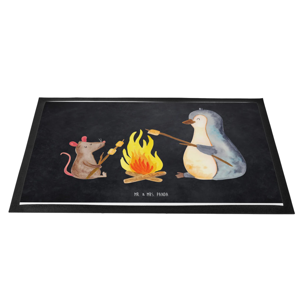 Fußmatte Pinguin Lagerfeuer Fußabstreifer außen, Fußabstreifer, Fußabtreter, Fussmatten online, Fußabtreter außen, Fußmatte außen, Schmutzfänger, Schmutzfangmatte, Türvorleger, Schmutzmatte, Sauberlaufmatte, Haustürmatte, Matte, Türmatte, Eingangsteppich, Schmutzfangteppich, Fußmatte innen, Gummi Matte, Fußmatten, Fußmatte outdoor, Schmutzfangmatte waschbar, Fußmatte waschbar, Fussmatten, Motivfußmatte, Fußmatte außen wetterfest, Vorleger, Gummimatte, Pinguin, Maus, Lebensmotivation, Marshmallows, Lagerfeuer, Lebensspruch, Liebe, Neustart, Büroalltag, Pinguine, Job, grillen, Leben, Feuer, Arbeit, Motivation, Büro