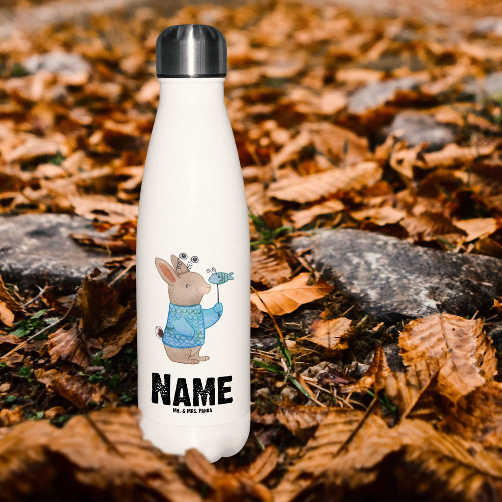 Personalisierte Thermosflasche Fische Astrologie Thermosflasche Mit Trinkverschluss Und Namen, Thermosflasche Mit Wunschtext, Doppelwandige Trinkflasche Mit Gravur, Nachhaltige Thermosflasche Mit Gravur, Thermosflasche Outdoor Mit Gravur, Isolierflasche Mit Gravur, Thermoflasche Edelstahl Mit Gravur, Thermosflasche Kinder Mit Namen, Leichte Thermosflasche Mit Wunschtext, Warmhalteflasche Personalisiert, Flasche Für Kohlensäure Mit Gravur, Edelstahlflasche Mit Wunschtext, Thermosflasche Für Wasser Personalisiert, Thermosflasche Für Kaffee Mit Wunschtext, Robuste Thermosflasche Personalisiert, Thermoskanne Unterwegs Mit Namen, Spülmaschinenfeste Thermosflasche Mit Gravur, Thermosflasche Mit Namen, Trinkflasche Isoliert Mit Namen, Umweltfreundliche Thermosflasche Mit Wunschtext, Auslaufsichere Thermosflasche Mit Wunschtext, Thermosflasche 1 Liter Personalisiert, Thermosflasche Für Sport Mit Namen, Kalthalteflasche Mit Wunschtext, Sommerflasche Mit Wunschtext, Thermosflasche Reisen Mit Namen, Moderne Thermosflasche Mit Text, Thermosflasche Wandern Mit Gravur, BPA-Freie Thermosflasche Mit Namen, Thermosflasche Für Schule Mit Gravur, Thermosflasche Für Tee Mit Namen, Getränkeflasche Personalisiert, Vakuumflasche Mit Namen, Thermosflasche 500ml Mit Gravur, Thermosflasche Für Büro Mit Wunschtext, Klassische Thermosflasche Mit Namen, Thermosflasche Herren Mit Wunschtext, Thermosflasche 750ml Mit Namen, Thermosflasche Damen Personalisiert, Personalisierte Thermosflasche, Thermoflasche Personalisiert, Thermosflasche Mit Drehverschluss Und Gravur, Tierkreiszeichen, Sternzeichen, Horoskop, Astrologie, Aszendent, Geburtstagsgeschenk, Fischer, Geschenkidee zum Geburtstag