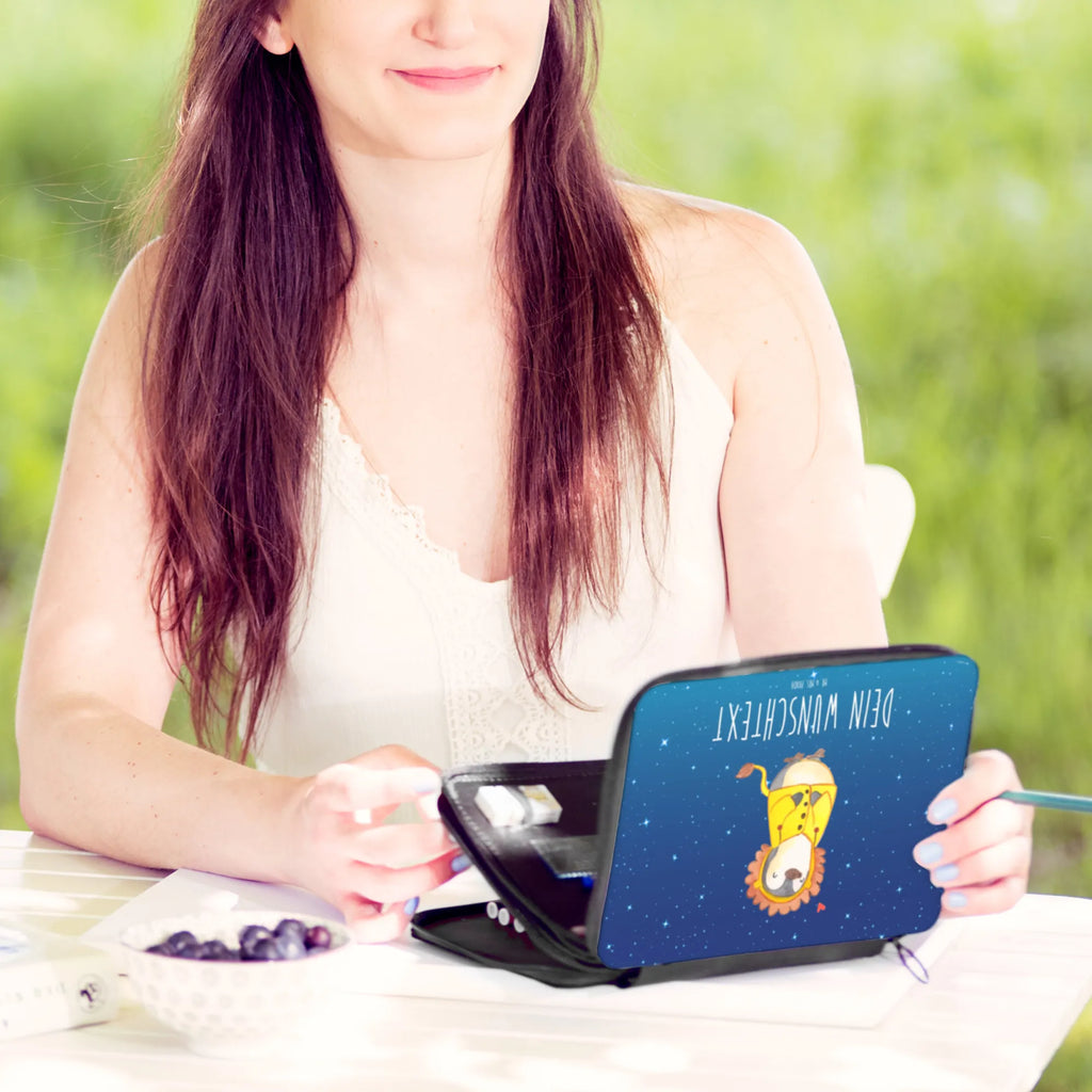 Personalisierte Federmappe Löwe Astrologie Motiv, Personalisierte Stiftetasche, Bestückte Federmappe, PersonalisierteS Stifte Etui, Einschulung, Personalisierte Federmappe, Stifterolle mit Namen, Schülerin, Büro Stifte Etui, Federmäppchen bedruckt, Federmäppchen mit Namen, Kinder Federmappe, Kind, Federmappe mit Namen, Stiftemappe mit Namen, PersonalisierteS Federmäppchen, Personalisierte Stifterolle, Schule, Schüler, Geschenk, Federmappe Einschulung, Grundschule, Tierkreiszeichen, Sternzeichen, Horoskop, Astrologie, Aszendent, Sternzeichen Löwe, Löwe, Geschenkidee zum Geburtstag, Geburtstagsgeschenk