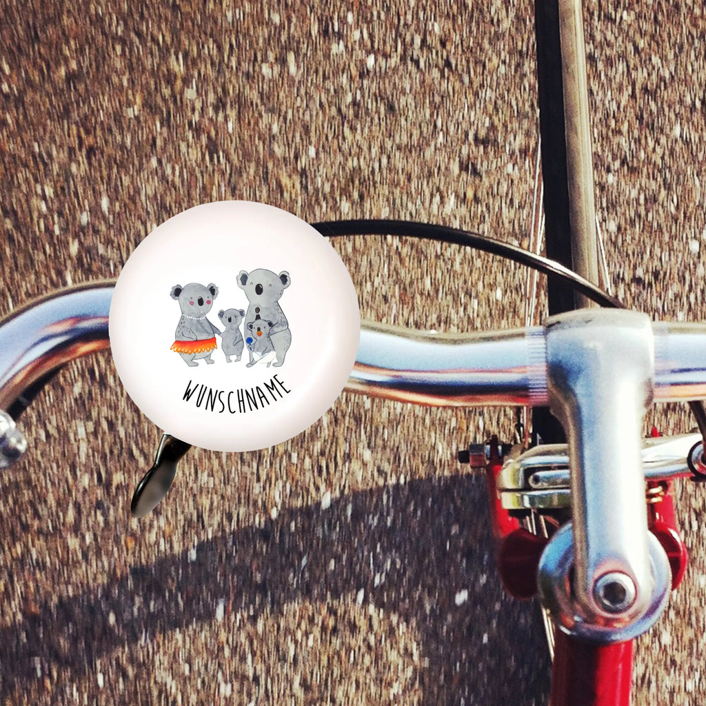 Personalisierte Fahrradklingel Koala Familie Bunte Fahrradklingel Personalisiert, Fahrradklingel Für Damen Personalisiert, Fahrradklingel Für Mädchen Mit Namen, Fahrradklingel Geschenk Personalisiert, Fahrradklingel Für Roller Mit Wunschtext, Fahrradklingel Mit Personalisierung, Klassische Fahrradklingel Mit Namen, Fahrradklingel Modern Mit Gravur, Personalisierte Fahrradklingel, Fahrradklingel Mit Spruch Und Name, Fahrradklingel Für Citybike Mit Namen, Fahrradklingel Für Herren Mit Gravur, Fahrradklingel Mit Liebevoller Botschaft, Fahrradklingel Für Kinder Mit Namen, Fahrradklingel Für Jungen Mit Wunschtext, Fahrradklingel Für E-Bike Mit Gravur, Lustige Fahrradklingel Mit Wunschtext, Fahrradklingel Individuell Gestalten, Fahrradklingel Mit Gravur, Fahrradklingel Mit Namen, Fahrradklingel Mit Wunschtext, Fahrradklingel Mit Eigener Botschaft, Runde Fahrradklingel Mit Wunschtext, Fahrradklingel Mit Text, Fahrradklingel Mit Wunschdesign, Fahrradklingel Einfach Montierbar Mit Wunschtext, Fahrradklingel Selbst Gestalten, Fahrradklingel Personalisiert Mit Namen, Fahrradglocke Mit Gravur, Fahrradklingel Mit Initialen, Familie, Vatertag, Muttertag, Bruder, Schwester, Mama, Papa, Oma, Opa, Kinder, Geschwister, Koala, Familienleben, Family, Koalas