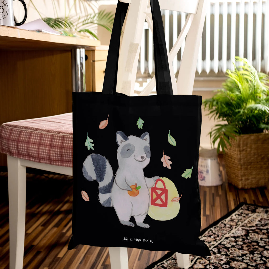 Tragetasche Waschbär Laterne Jutebeutel, Tasche, Einkaufstüte, shopping tasche, Shopper, unitasche, Badetasche, Einkaufsbeutel, Tüte, Stoffbeutel, büchertasche, Schultertasche, Strandtasche, Schultasche, Einkaufstasche, Laptoptasche, Tragetasche, tote bag, Jutetasche, Beutel, Henkeltasche, uni tasche, Stofftasche, Leinentasche, baumwollbeutel, bedruckte tasche, Alltagstasche, Statementbeutel, Beuteltasche, Baumwolltasche, Umhängetasche, Halloween, Martinssingen, Dekoration, Deko, Schenken, Geschenke, Herbst, Waschbär, Süßes sonst gibt's saures, Laterne, Trick or Treat, Halloween Deko