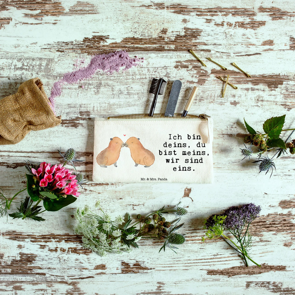 Make-up bag Capybara love Reise-Kosmetiktasche, Schminktasche Leder, Schminktasche Reise, Schminktasche Tiermotiv, Schminkbeutel, Kosmetiktasche, Stifteaufbewahrung, Schminktasche Für Mädchen, Make-Up Tasche, Kosmetiktasche Organizer, Schminktasche Für Teenager, Schminktasche Für Unterwegs, Aufbewahrung für Schminke, Schminktasche Nachhaltig, Kosmetiktasche Damen, Schminktasche Klein, Schminktasche Transparent, Schminktasche Zum Aufhängen, Schminktasche Mit Fächern, Schminktasche Groß, Kulturbeutel Damen, Schminktasche Minimalistisch, Schminktasche Wasserdicht, Schminktasche, Schminktasche Mit Muster, Schminktäschchen, Schminktasche Mit Reißverschluss, Kosmetiktasche Für Handtasche, Schminktasche Geschenk, Schminktasche Modern, Schminktasche für Unterwegs, Kosmetiktasche Mit Spiegel, Kosmetiktasche Zum Mitnehmen, Schminktasche Blumen, Schminktasche Stoff, Tiermotive, Gute Laune, lustige Sprüche, Tiere, Liebesspruch, Paar, Ehejubiläum, Jahrestag, verliebt, Geschenkidee, Romantisches Geschenk, Tierliebe, Capybara, Liebesbeweis, Liebe, Kuschel Capybaras, Beziehung, Herzlich, Verschmolzen, Valentinstag, Du bist meins, Ich bin deins, Partnertiere, Handgezeichnet