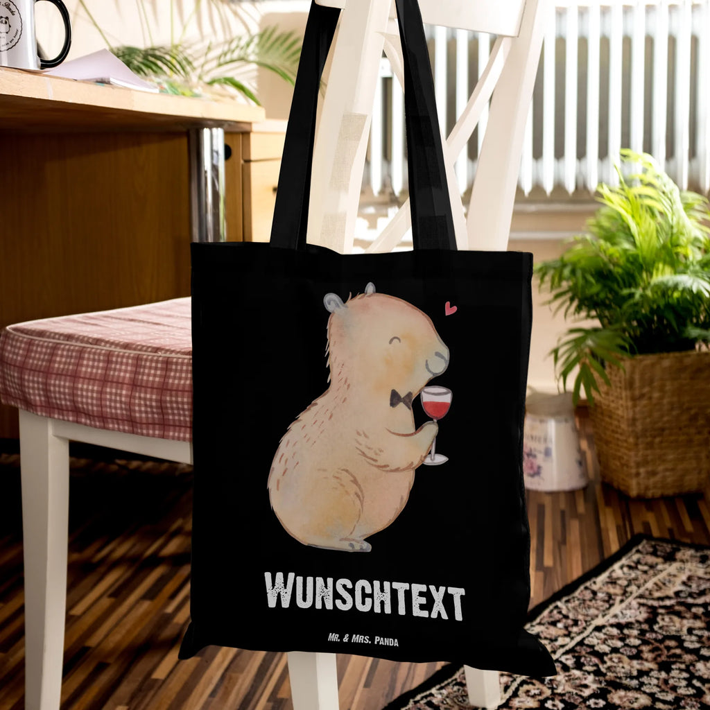 Personalisierte Tragetasche Capybara Wein Stoffbeutel mit Namen, Personalisierter Beutel, Personalisierte Beuteltasche, Tüte, Personalisierter Jutebeutel, Einkaufsbeutel, Shopper, Personalisierte Einkaufstasche, Personalisierte Kindergartentasche, Einkaufstasche mit Namen, Schultertasche, Personalisierter Stoffbeutel, Tragetasche mit Namen, Umhängetasche, Strandtasche, Personalisierte Tasche, Personalisierte Jutetasche, Lustige Sprüche, Tiere, Tiermotive, Gute Laune, Capybara Zeichnung, Panda Handzeichnung, Wein Spaßbild, Stilvolles Capybara, Heiterer Capybara, Weintrinkendes Nagetier, Adrette Tiere, Capybara Kunstwerk, Geschenk für Weinkenner, Capybara Weinflasche, Weinliebhaber Geschenk, Handgezeichnetes Capybara, Liebe Zum Wein Spruch