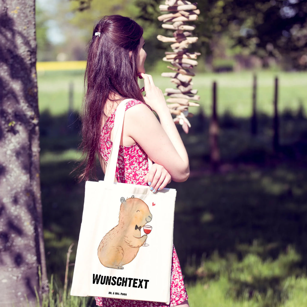 Personalisierte Tragetasche Capybara Wein Stoffbeutel mit Namen, Personalisierter Beutel, Personalisierte Beuteltasche, Tüte, Personalisierter Jutebeutel, Einkaufsbeutel, Shopper, Personalisierte Einkaufstasche, Personalisierte Kindergartentasche, Einkaufstasche mit Namen, Schultertasche, Personalisierter Stoffbeutel, Tragetasche mit Namen, Umhängetasche, Strandtasche, Personalisierte Tasche, Personalisierte Jutetasche, Lustige Sprüche, Tiere, Tiermotive, Gute Laune, Capybara Zeichnung, Panda Handzeichnung, Wein Spaßbild, Stilvolles Capybara, Heiterer Capybara, Weintrinkendes Nagetier, Adrette Tiere, Capybara Kunstwerk, Geschenk für Weinkenner, Capybara Weinflasche, Weinliebhaber Geschenk, Handgezeichnetes Capybara, Liebe Zum Wein Spruch