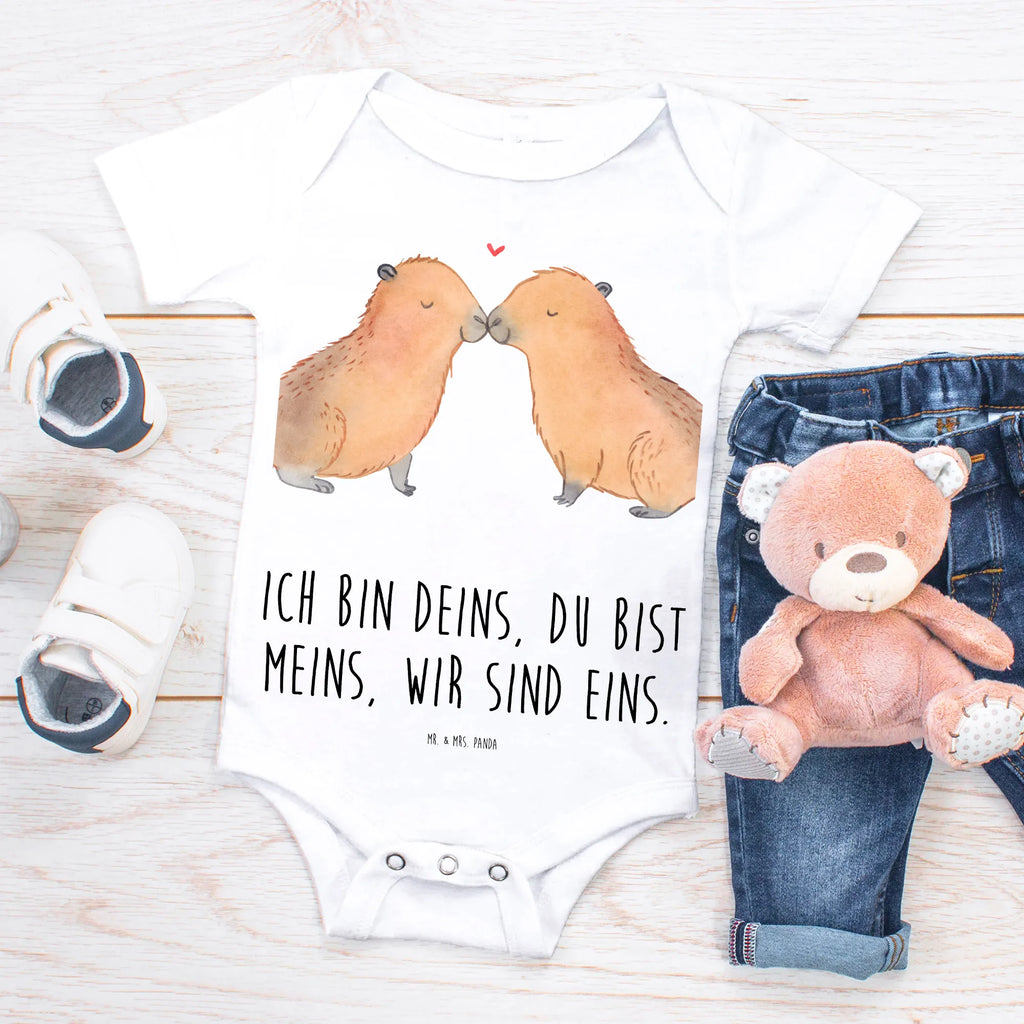 Babygro Capybara love Kurzarm-Strampler, Baby-Romper, Baby-Strampler, Wickelbody, Strampler, Baby Erstausstattung, Baby-Body, Babykleidung, Babystrampler, Baby-Overall, Baby-Kleidung, Tiermotive, Gute Laune, lustige Sprüche, Tiere, verliebt, Jahrestag, Verschmolzen, Partnertiere, Du bist meins, Liebesbeweis, Valentinstag, Kuschel Capybaras, Capybara, Tierliebe, Herzlich, Handgezeichnet, Liebesspruch, Romantisches Geschenk, Geschenkidee, Beziehung, Liebe, Paar, Ehejubiläum, Ich bin deins